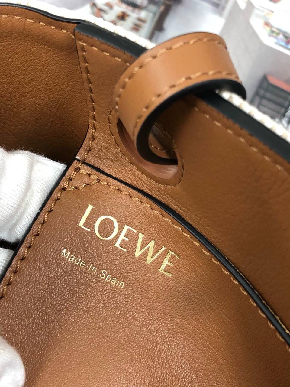 * 𝘈𝘯𝘢𝘨𝘳𝘢𝘮 𝘛𝘰𝘵𝘦 𝘔𝘪𝘯𝘪 挺阔有型的迷你小可爱.😍 尺寸：22-19.5-9cm 编码：652152 颜色：白色布配棕色皮 又出mini size啦，轻巧可爱又舒适，容量还是一样很能装，雨伞水杯轻松容纳！ 新增长肩带，还有更多背法等你解锁哦🔓