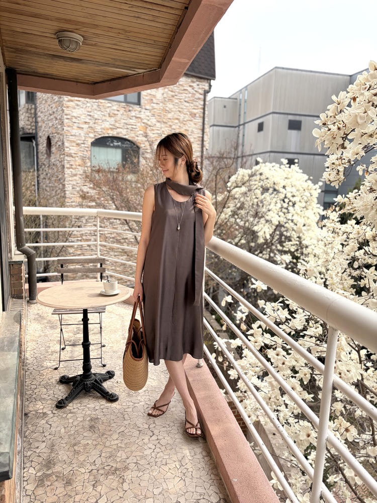 The Flowy Scarf-Detail Dress (Brown)