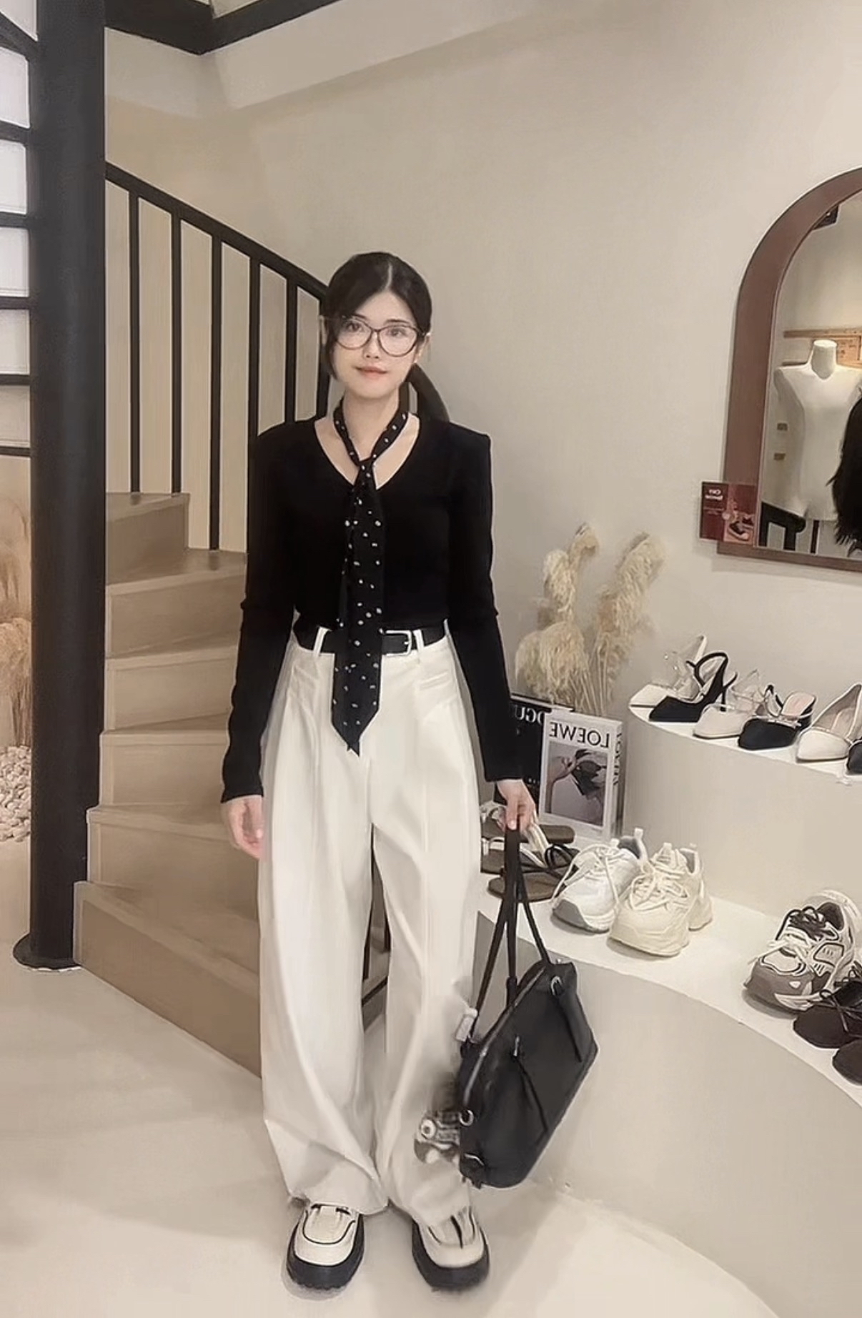 V领针织上衣+波点围巾