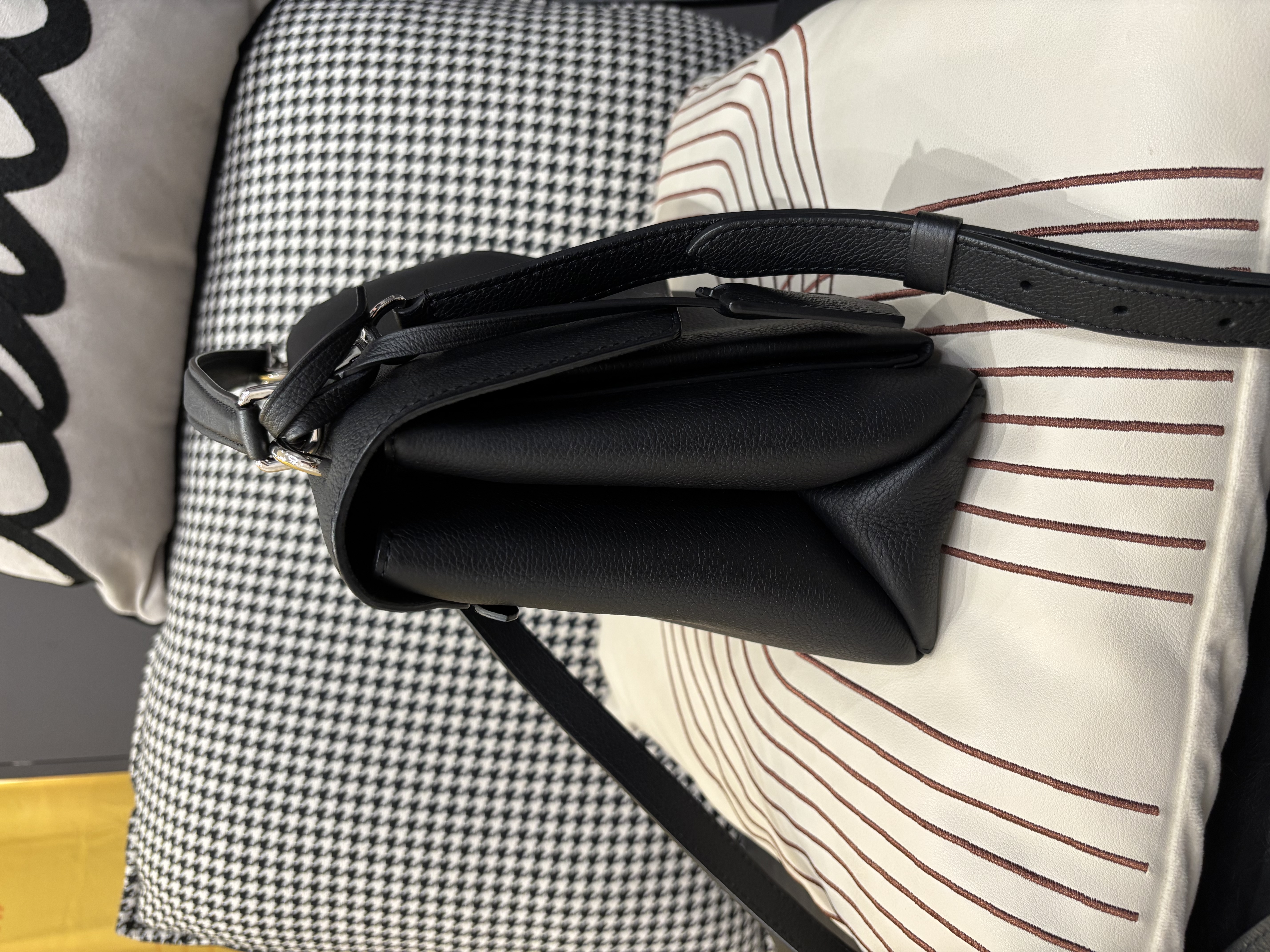 Lv MYLOCKME 2way bag M54849 黑色小牛皮 ,100%Authentic,98%new  ✅Dust bag✅肩帶