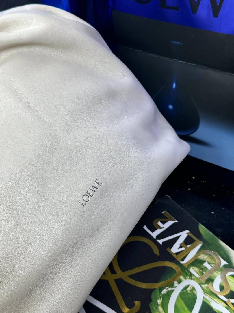 🎈（全钢五金）中号纳帕羊皮𝙎𝙦𝙪𝙚𝙚𝙯𝐞 —【海盐白】到货📍 尺寸中号：34-33-13.5cm 尺寸小号：29-10.5-24cm 型号:652328 【配全套礼盒】 😇罗家全新成员Squeeze手袋💯 满分到货•采用触感柔软的纳帕小羊皮革🐏•里外全皮💯传统工艺➕创新研究•全新独特设计。 😇最新宣言款配件：Anagramc pebbled 不锈钢及铝合金材质•升级打造标志性甜甜圈•相同质感•更轻重量。 😇具备令人惊讶的轻盈褶皱包身 可肩背、斜挎或手提*可调节甜甜圈⛓️链条肩带•搭配Anagram携刻鹅卵石•附加额外链条•可进一步延长肩带*磁扣开合*内部拉链口袋