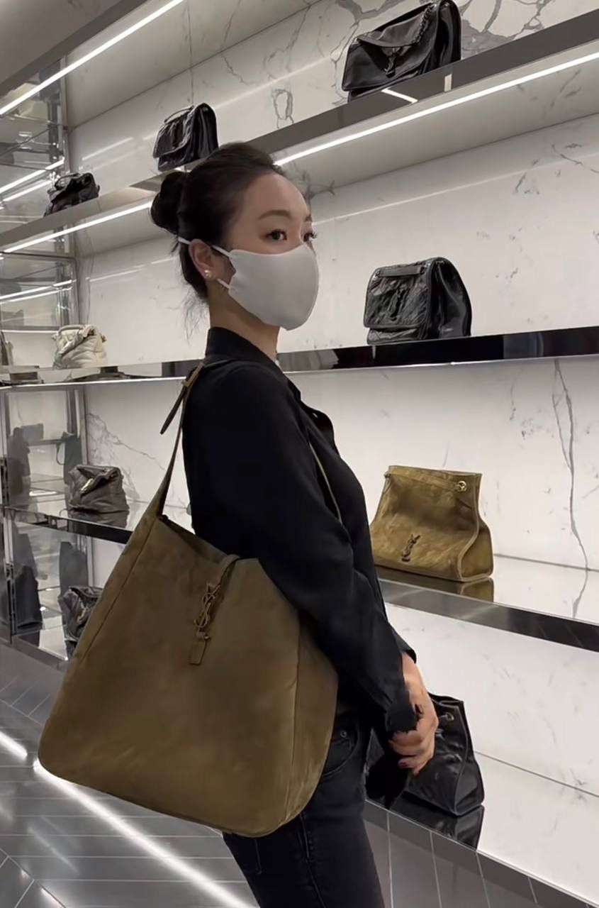 销量王🔥仅剩少量❗️ ys1 hobo bag腋下包大号麂皮麦绿金💴 我和你们说，这只包看着普普通通 但是上身是真的很好看！ 第一次看到他们家有这种慵懒的腋下包 反绒双色牛皮➕胎牛皮内里 又轻容量又大，真的很～～好背 大号真的无敌慵懒和随性 这只包的灵魂在于圆滚滚中又有型 市场很多做得太挺括硬朗，那种货打咩啊❌ ZP开发⚠️全套包装哦～ 31×30×13cm753837m