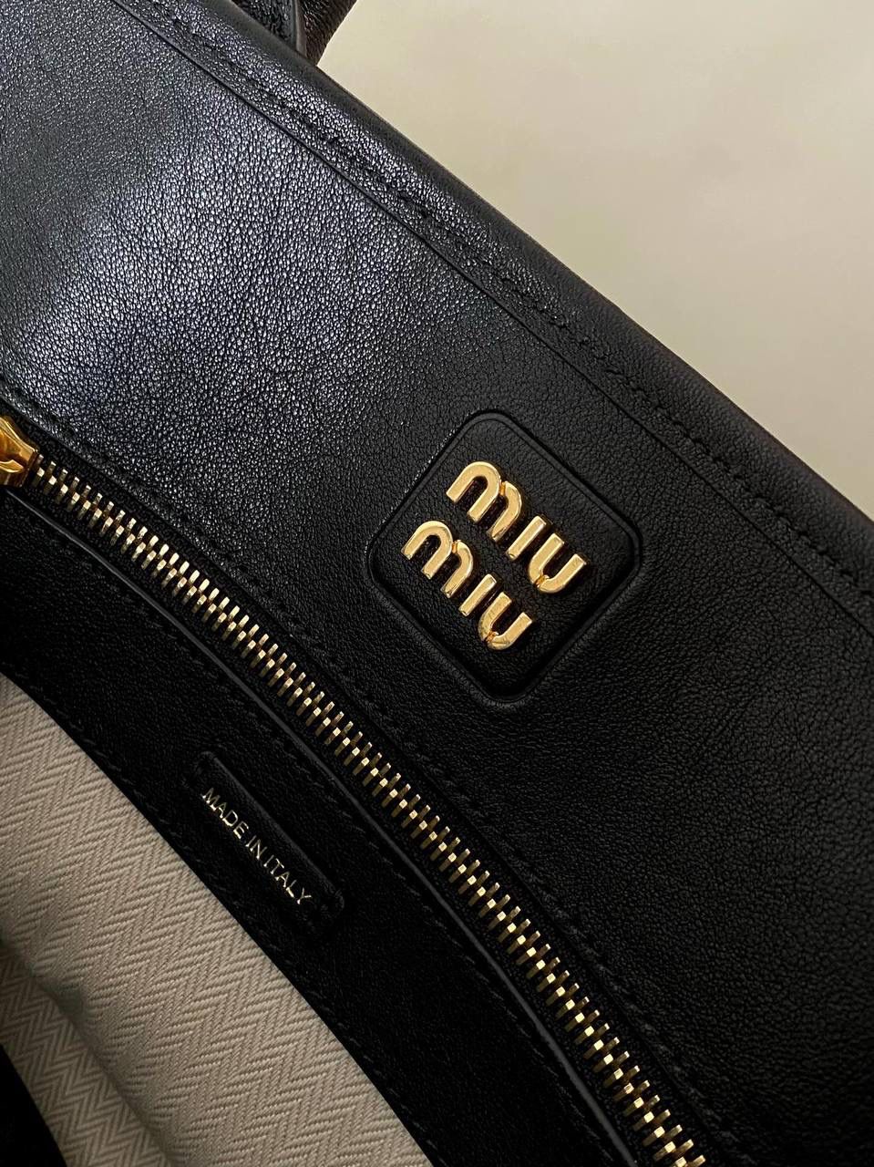 🈶黑色 𝗠𝗶𝘂𝗠𝗶𝘂 手提包 这只Aventure我要夸爆它！ 绝对是公文包中的颜值天花板 这款有多难买不用多说，绝对的断货王 酷酷的慵懒感洋气且时髦 还有一丢vintage感，超有调 上班通勤，日常出街都超出片 很有年轻人的活力！ 31×40×13cm #F0023m