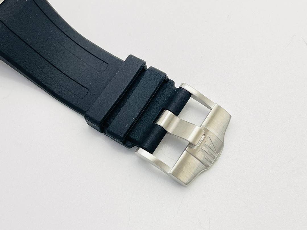 爱彼A P皇家橡树系列水果腕表！ 型号：26703 跑秒计时自动机械男表！搭载原版cal.3124机芯 直径：42MM！ 1⃣️表壳材质选用的904L精钢，经过CNC一次成型锻造了42MM的表径，表壳在经过拉丝工艺多次打磨抛光后做到了无懈可击，包括螺钉也一致还原！ 2⃣️表盘字面格纹错落有致，立体感很强。刻度线粗细程度以及长短均与正品保持一致。条钉时标内部填充超强夜光材料。两组小圆盘对称分布，就像两只小眼睛。盘面内有一圈一圈的放大环，细节处理很到位。 3⃣️橡胶表带表面的磨砂质感很强.采用无味不沾灰尘的进口橡胶，只为提高佩戴的舒适感！ 4⃣️前后玻璃都采用蓝宝石水晶镜面玻璃，镜面通透性也很强。这款腕表采用3124机芯，做到了外观和正品的极其相似，走时精准稳定！