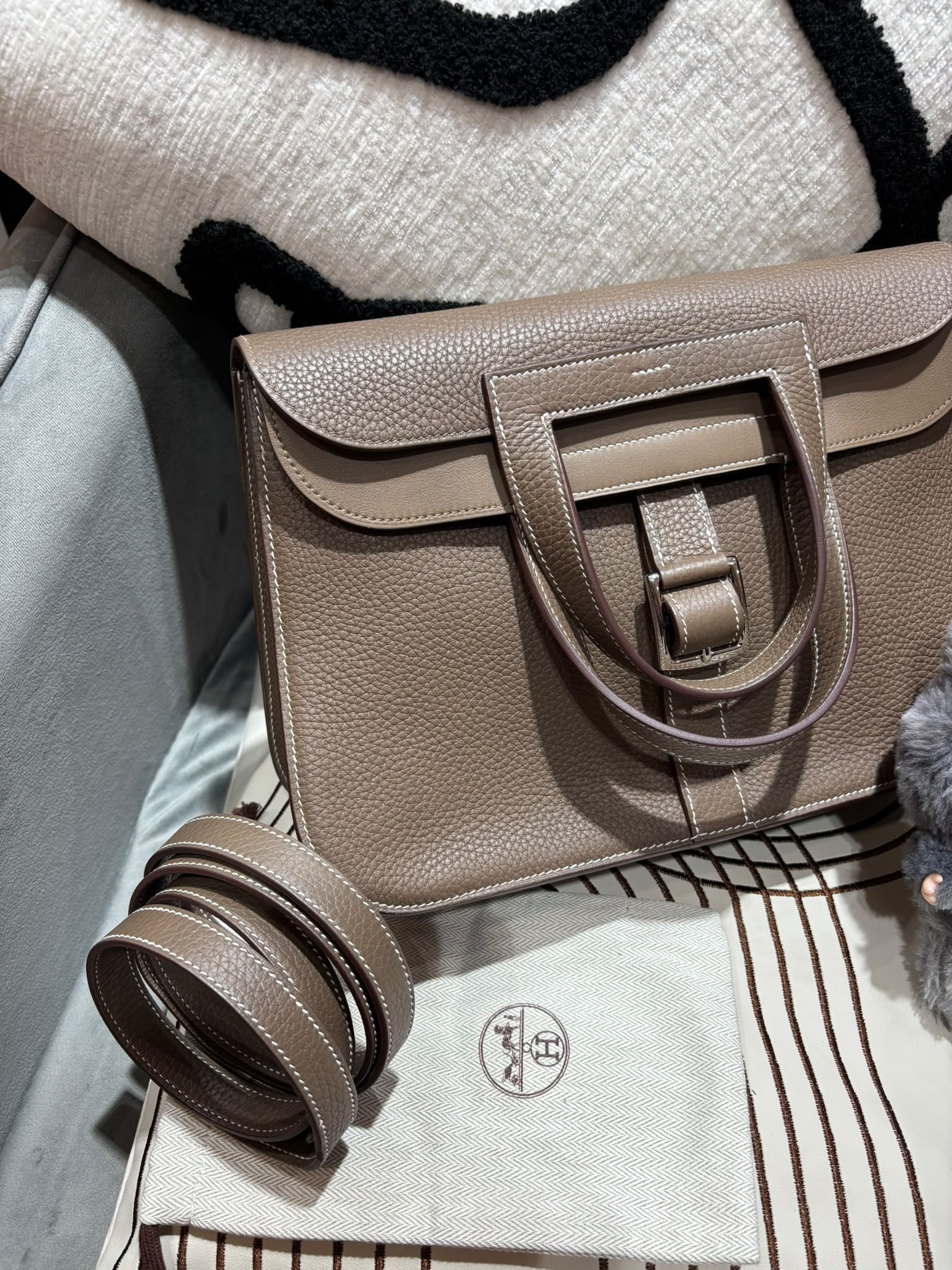 未使用品 Hermes Halzan 31 Stamp D Etoupe 100%Authentic, Unused未使用品 ✅Dust bag✅Box