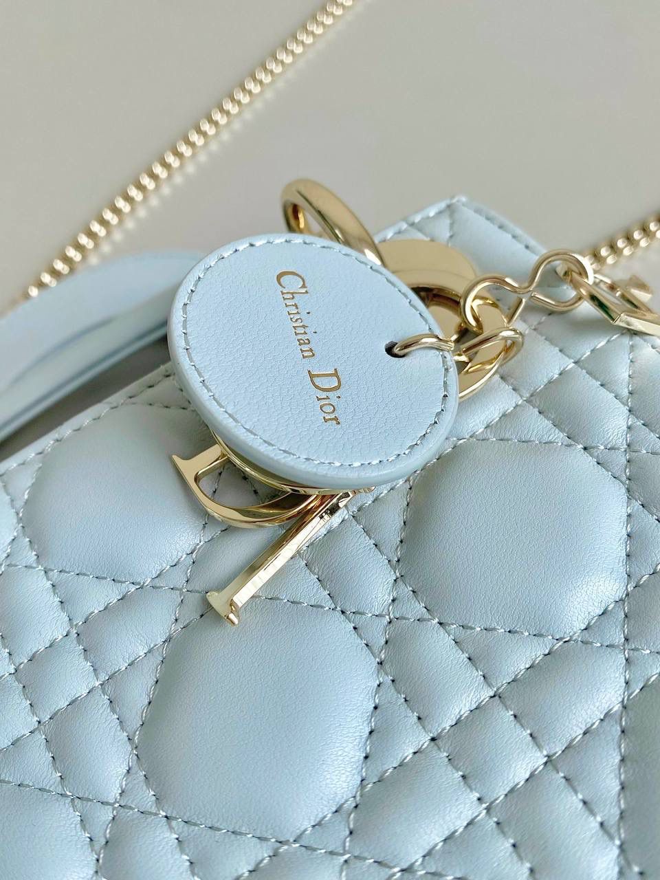 湖水蓝🤩🩵 𝗗𝗜𝗢𝗥 𝗟𝗮𝗱𝘆羊皮三格23新色 秋季新颜色太甜太美了！奶呼呼的 不是正baby 蓝哈！别被网图滤镜误导了 清澈澄明的湖水颜色，是一种淡色调带绿的蓝 就会在不同光线角度下，呈现偏绿或偏蓝调 特别温柔清冽，像夏日的风一样温凉如水 干净纯粹，柔和中有股力量带来的平静感 整个人都被治愈了啊啊啊！！ 进口原厂羊皮➕全钢五金，最高版本17×15×7cm ✨