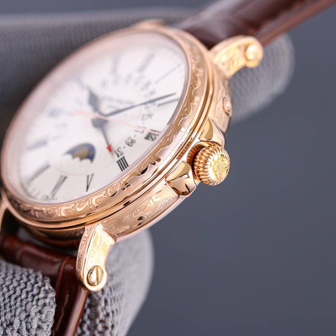 百达翡丽5159万年历腕表✨ 儒雅登场 38mm黄金尺寸+百搭表耳，大小手腕都适配，商务正装露半节超显贵气💼，上手舒适有分量，成功人士标配，戴出排面与底气🤩 ✅表壳精磨细造，温润如玉质感拉满 ✅冲压后盖衔接清脆，防水性能升级 ✅刻度指针贵金属电镀，质感更出众 ✅锅盖型微凸蓝宝表镜，通透辨时准 ✅贵金属钢印立体清晰，细节超规范 🔥定制Cal.324一体机芯｜更薄更稳，仿真度拉满 🎩意大利小牛皮表带+顶级灯笼表扣，通用原装，正装儒雅范儿拉满，人生赢家必备款！