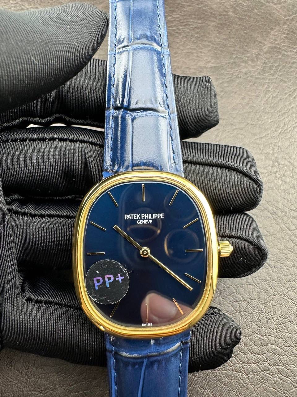 PP➕ Factory2025新品首发｜百达5738系列 68克配重版 复刻经典，更胜经典——GOLDEN ELLIPSE 黄金椭圆腕表重磅登场！ ✅ 黄金分割美学重塑：遵循1:1.6181经典比例，34.5MM×39.5MM椭圆表径搭配7.7MM纤薄厚度，复刻古典韵味与佩戴舒适度。 ✅ 316L精钢表壳：介于圆形与矩形之间的别致椭圆轮廓，还原原版线条张力，质感细腻出众。 ✅ 3D立体云贝母表盘：专属浮雕打印工艺，折射神秘深邃光泽，告别市面暗淡平庸款，上手自带高光。 ✅ 定制进口小牛皮表带：21X16尺寸对版原配，搭配同型椭圆表扣，与表壳设计遥相呼应，贴合手腕更显格调。 ✅ 9015精准机芯：走时稳定精准，兼顾实用性与耐用性，日常佩戴无压力。 PP➕不做“远观款”，只为呈现最接近原版的真实佩戴体验——从细节质感 to 上手触感，每一处都经得起近距离审视，让经典韵味在腕间完美延续！