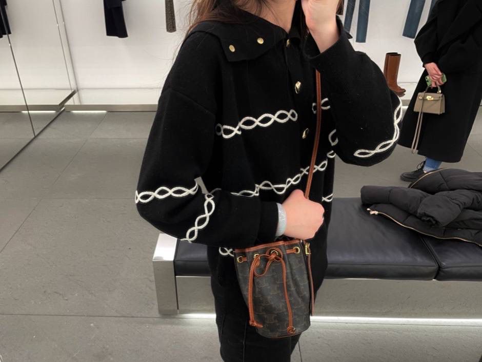 𝐂𝐄𝐋𝐈𝐍𝐄 ♥ 𝐓𝐑𝐈𝐎𝐌𝐏𝐇𝐄 𝐂𝐀𝐍𝐕𝐀𝐒 𝐌𝐈𝐂𝐑𝐎 𝑪𝒆𝒍𝒊𝒏𝒆新推出的超𝒎𝒊𝒏𝒊抽绳水桶包，怎么可以这么可爱啊啊啊❗️真的又Q又萌可爱到爆炸‼️背上身可太洋气了🥳各种凹造型 时髦精上线～ 型号：10H492 尺寸：9*17*9cm