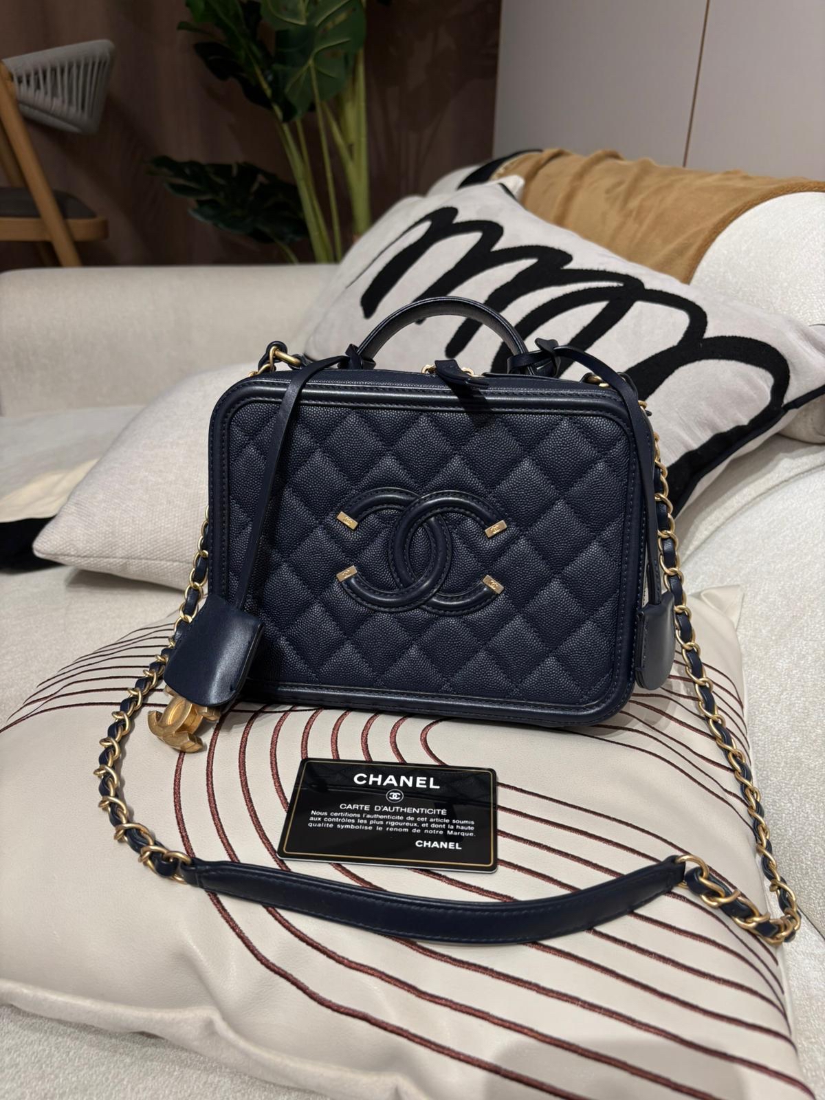 Chanel vanity cc filigree ,Medium navy 牛皮 100%Authentic ,98%new  ✅26card✅dust bag✅box