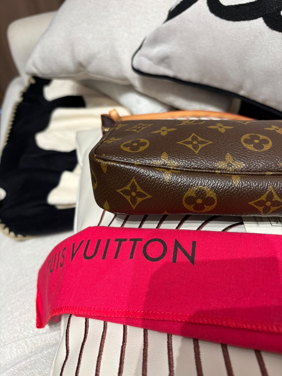 未使用品 Lv accessories pochette cerise M95008 100%Authentic, unused未使用品 ✅Dust bag 