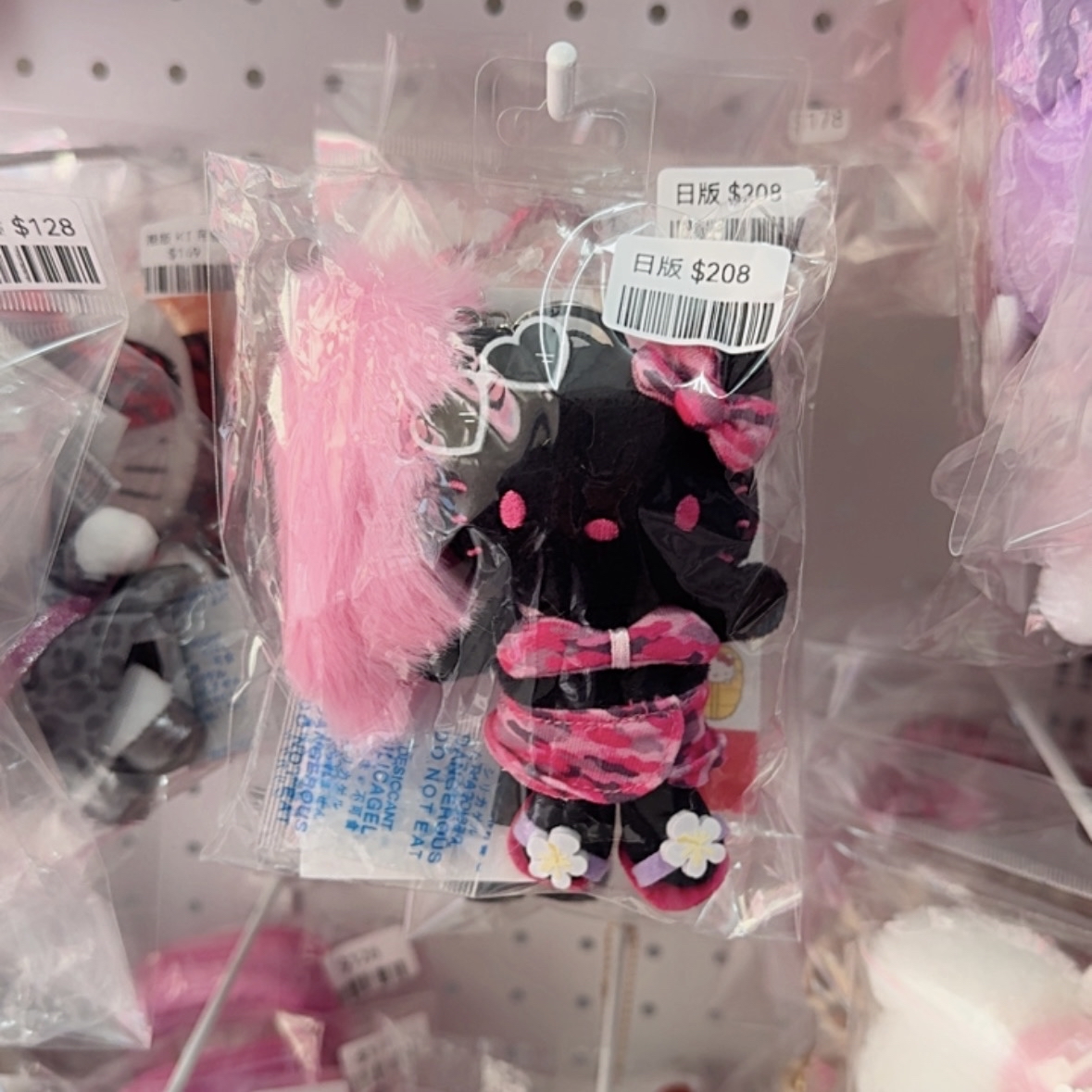 現貨｜日版 全黑hello kitty連毛毛尾吊飾