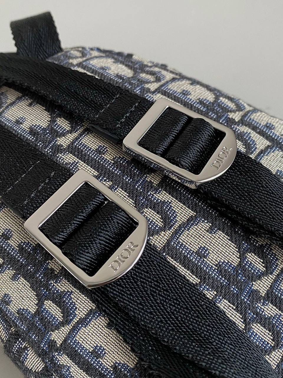 🈶𝗗𝗜𝗢𝗥 𝗕𝗮𝗯𝘆 𝗺𝗶𝗻𝗶双肩包 这么乖巧的超迷你尺寸，谁不迷糊啊！ 简直太太太可爱了，小小一只萌翻 俏皮的少女感非常减龄，又奶又显乖巧 大人小孩一起用啊！出门赚足眼球了！！ 手机是完全能装下的，日常用刚刚好 也很适合出游的时候背，轻便解放双方 可以毫不犹豫的首选，颜值实用并存 24×16×10cm，#6615m