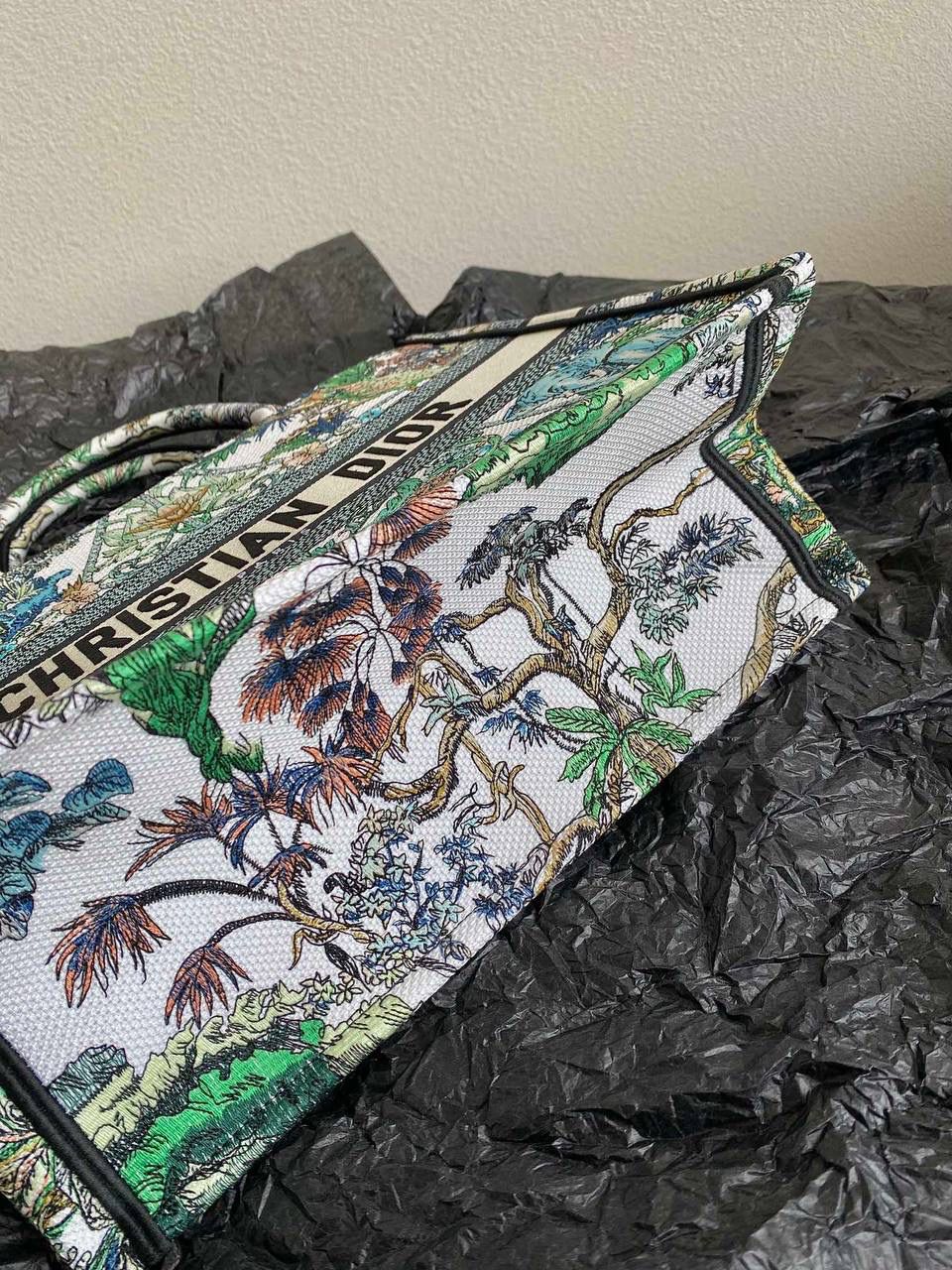 🈶丛林绿，中号 𝗖𝗗 𝗕𝗼𝗼𝗸 𝗧𝗼𝘁𝗲 23限定购物袋 对于我这种偏爱彩色的来说，简直惊叹 不得不说被这只戳到，好美很适合去度假🏖️😍 印度异域风情，大自然永远有的灵感 绿色的繁茂植物和幸运星结合在一起 有种扑面而来丛林夏日的神秘，且高级🌳 多元素的文化交流，是一只行走的艺术品 36.5×28×17.5cm