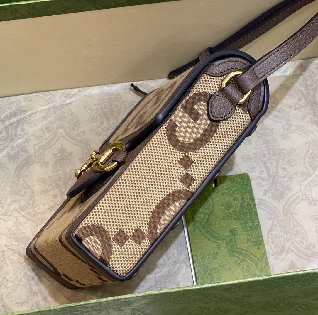 ✈️✈️✈️ 𝗛𝗼𝗿𝘀𝗲𝗯𝗶𝘁 1955 手机包🔥 # ▫️型号：625615 ▫️尺寸：17*11.5*4cm 🗯1955马衔扣热度依旧不减～潮流代代更新，小巧玲珑的长方形盒子手机包，包型硬挺 正面装饰马衔扣，肩带可调节.简单精致 容量刚好放下手机以为还可以满足你出门的小物件、爱了😘758690