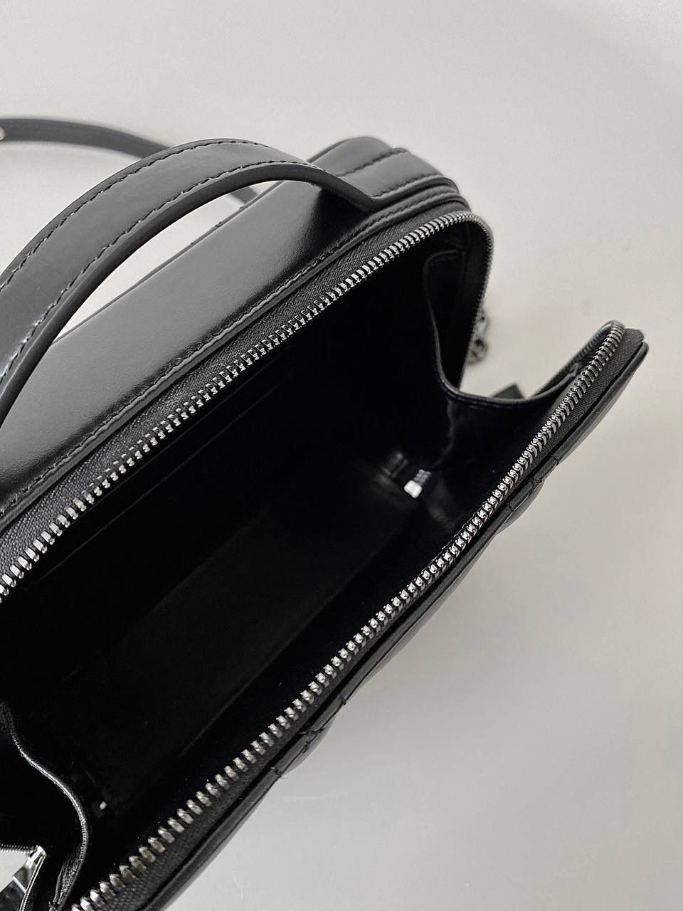 🈶黑枪 𝗗𝗶𝗼𝗿 𝗰𝗮𝗿𝗼手提相机包，全皮款 推荐给所有小包爱好者，超级呆萌 方方正正的箱形，软糯糯的小牛皮 简单不花哨，可拆卸肩带➕手提带两用 手提真的非常非常好看，多了丝小女人的娇羞感 高级又不失复古，冬天配大衣绝了 18×5×13cm，#7301m