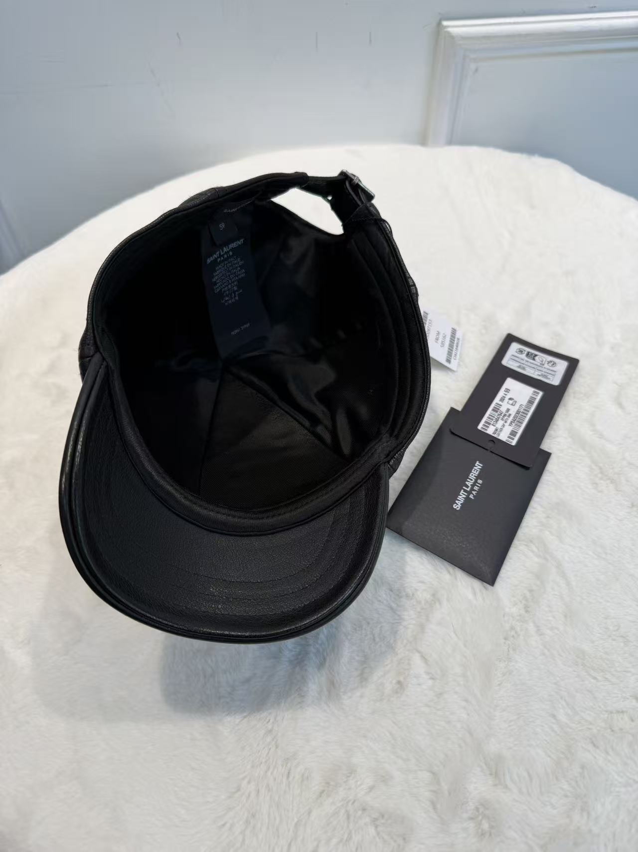 【減價平過原價一半有多‼️】YSL品牌logo浮雕圖案 全黑 小羊皮 鴨舌帽