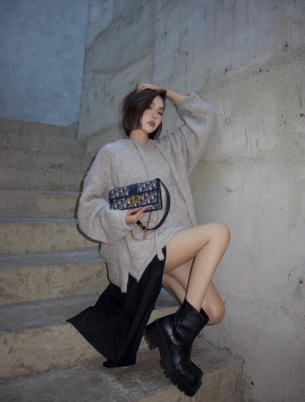 Elegant Canvas Shoulder Bag with Chain Strap