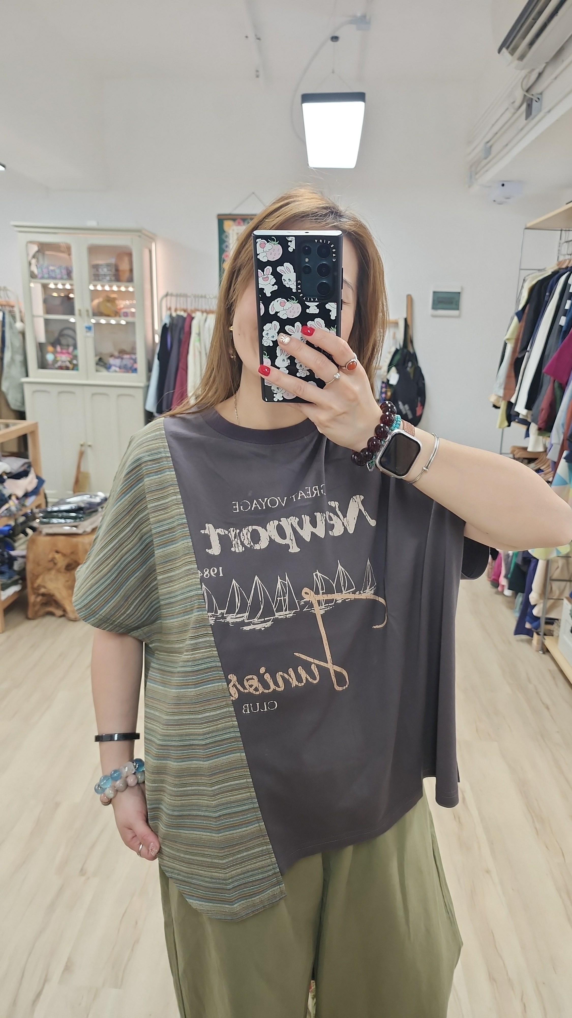 日牌炭灰拼布綠橫間印圖Tee