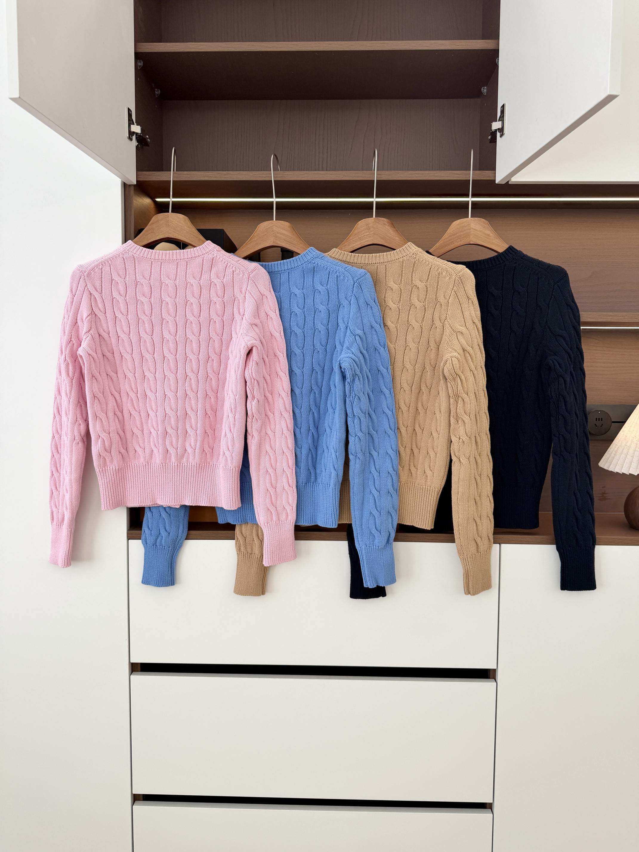 $188件。🔥 最新配色  口碑爆款‼️Ra 經典老錢風大麻花絞花針織開襟衫