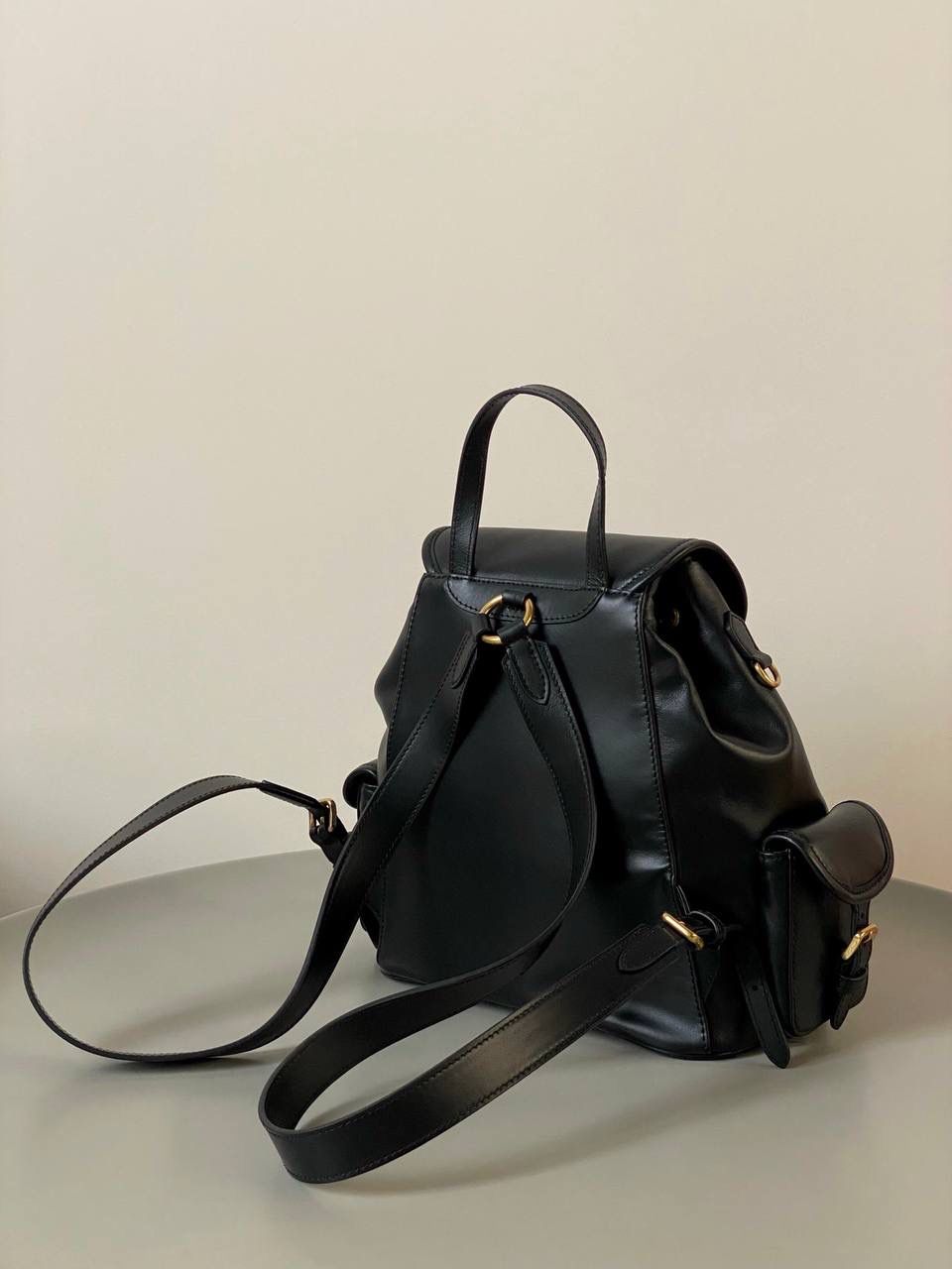 🈶黑色大号 𝐌𝐢𝐮𝐌𝐢𝐮 双肩包·牛皮 万众期待的全皮款双肩包！ 它终于出来了，天天被催爆🤪 只有真的好看好背才能一直被惦记 全皮很有质感，手感超级软乎 自重很轻！容量也感人！ 通勤 上学 短途旅行都可 平常带电脑ipad文件啥的也足够 再挂上可可爱爱的挂件呼呼～ 太好看了！！可以闭眼入 25×29×12.5cm #F0060m