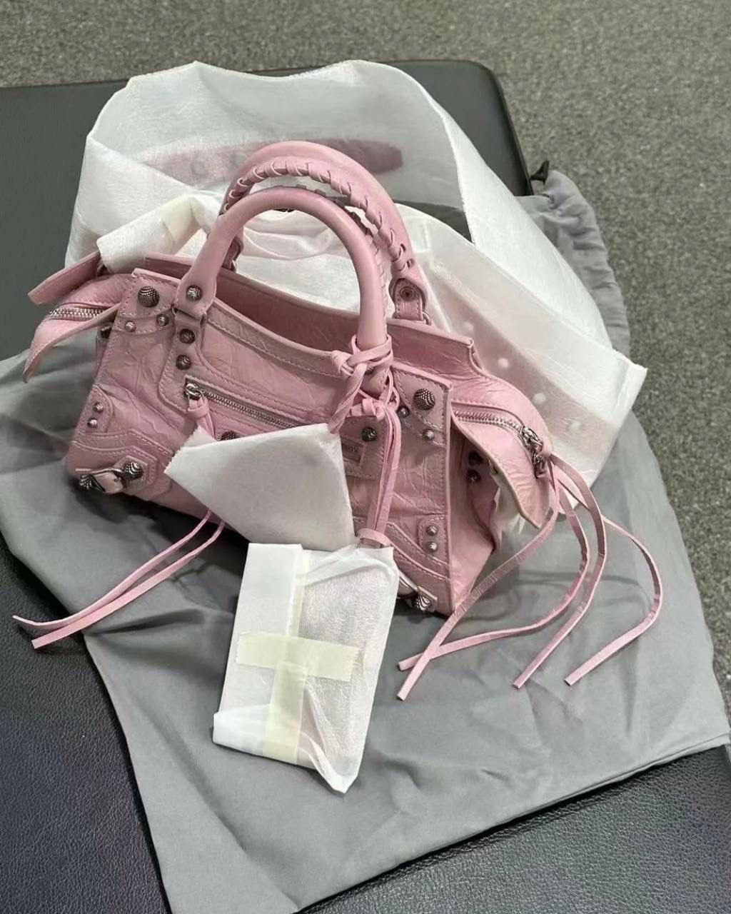 销量王🔥 Neo classic 机车包xs 首先声明，我爱一切机车元素 无论是le cagole还是这只neo 喜欢大容量的姐妹冲这只 油蜡皮的不规则摔纹配上大量的五金配件 还有流苏拉牌➕爱心镜子➕零钱包挂件 极繁的魅力由此而来～ 辣妹酷妹冲冲！ 26×17.8×11.4cm700940m