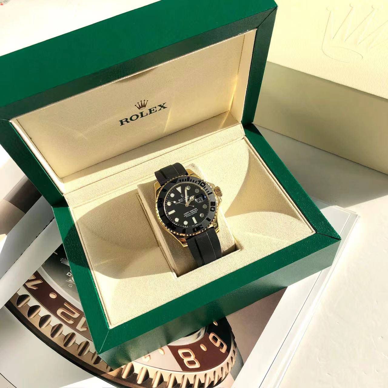 官方同步42mm游艇名仕型腕表出货【经典名仕 一劳永逸】劳家爆款游艇名仕型系列m226658-0001男士腕表42mm黄金游艇出货，继续秉承AD家族优质特色、独家出品一表一码，三码合一 【机芯】搭载AD专注而制0️⃣返修、💯全新原装西铁城8215全自动机械机芯，走时精准，性能优异，动力储备高达48小时 【表壳】316L精钢表壳 高端同步防指纹[强]陶瓷圈口原版同步双向旋转，完美呈现与原版一致的弧度、光泽，超强高密度矿物质玻璃镜面，精致的做工完美秉承原装的潜水游泳🏊‍♀️性能 【字面】大厂同步超强夜光，夜光刻度、表针无瑕疵斑点、晶莹剔透，细节同步正品，内影圈刻字清晰，字体匀称 【表带】采用进口硅胶表带搭配316精钢可调节原装表扣