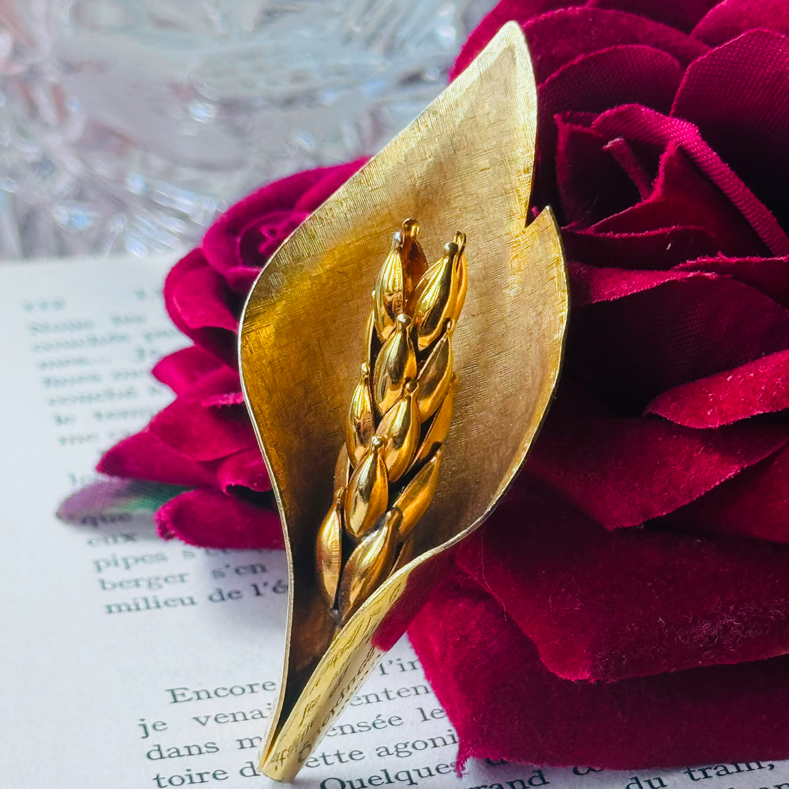 C.a. 1950s–1960s Gold-Tone Modernist Wheat & Leaf Brooch Unsigned (MT2589-18)