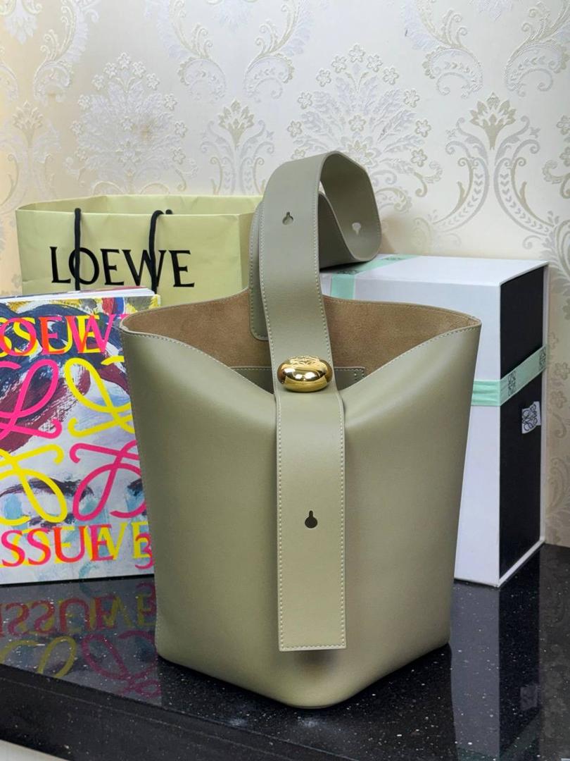 24𝙨𝙨 𝙋𝙚𝙗𝙗𝙡𝙚 𝘽𝙪𝙘𝙠𝙚𝙩 「中号/桉树绿」 独家新款首发‼️‼️ 尺寸：𝟐𝟒.𝟓-𝟐𝟑.𝟓-𝟐𝟖cm 编码：062341 将最纯粹的简约线条与瞩目设计风格巧妙融合，造就别具一格的创新手袋。 标志性的Anagram雕刻五金兼具装饰和实用功能，🉑调节肩带长度适合多种背法，独特的扭曲结构与微妙的细节相得益彰。