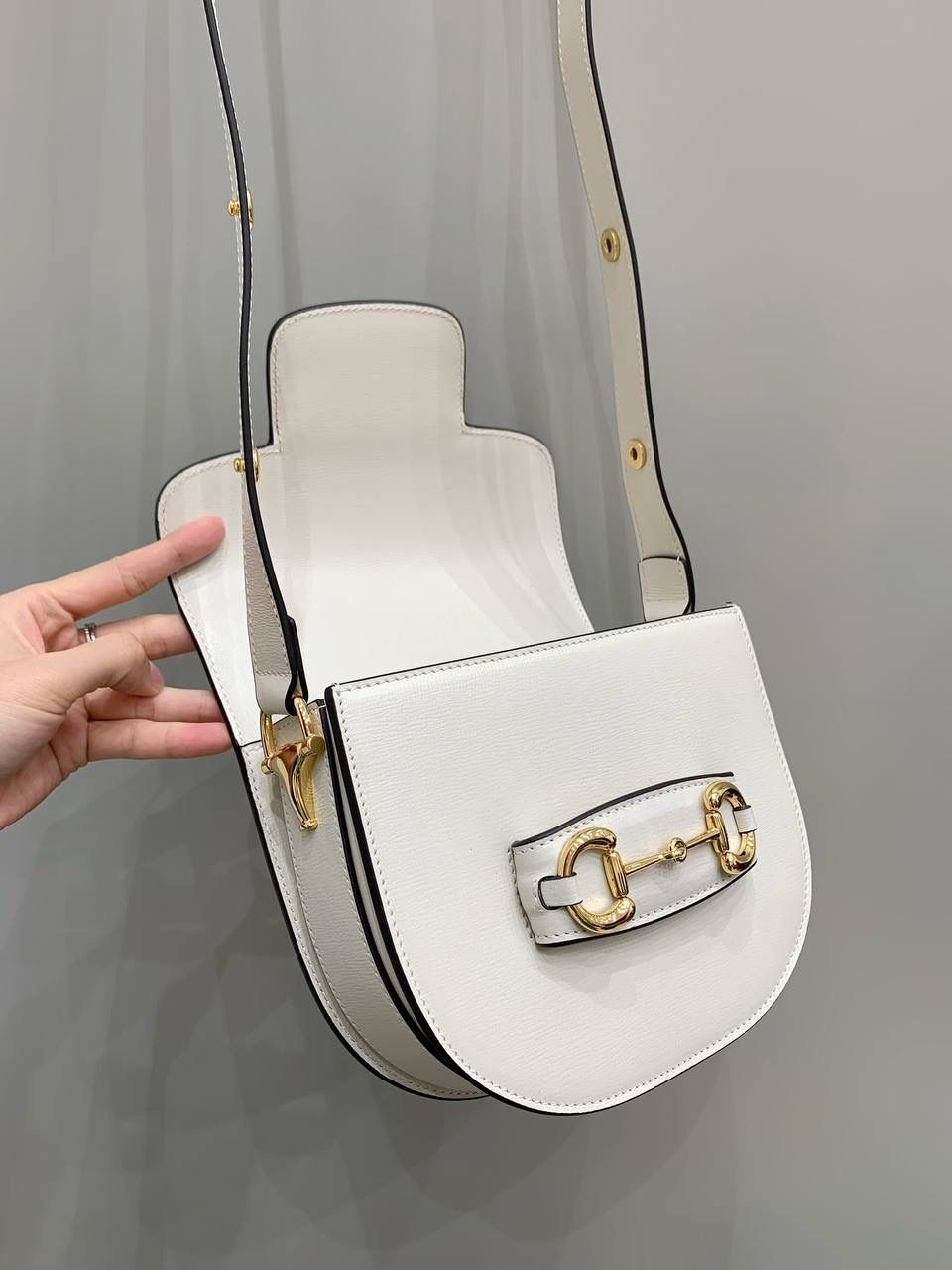新背景实拍正品级 。Gucc1 horsebit半圆迷你全皮白 （纯铜五金原厂皮） 这个小可爱是真的可爱，小小乖巧的一个 经典的设计加上配色，不管你是潮流的运动女孩👧 还是睿智的职场精英，又或者是优雅的气质女性 这款都是你完美生活中的一款适合的穿搭单品 经典百搭 实用而又不失个性时尚 1955系列寓意马到成功 来掌握自己的人生方向吧！ 型号760191；尺寸17/18.5/7.5cm