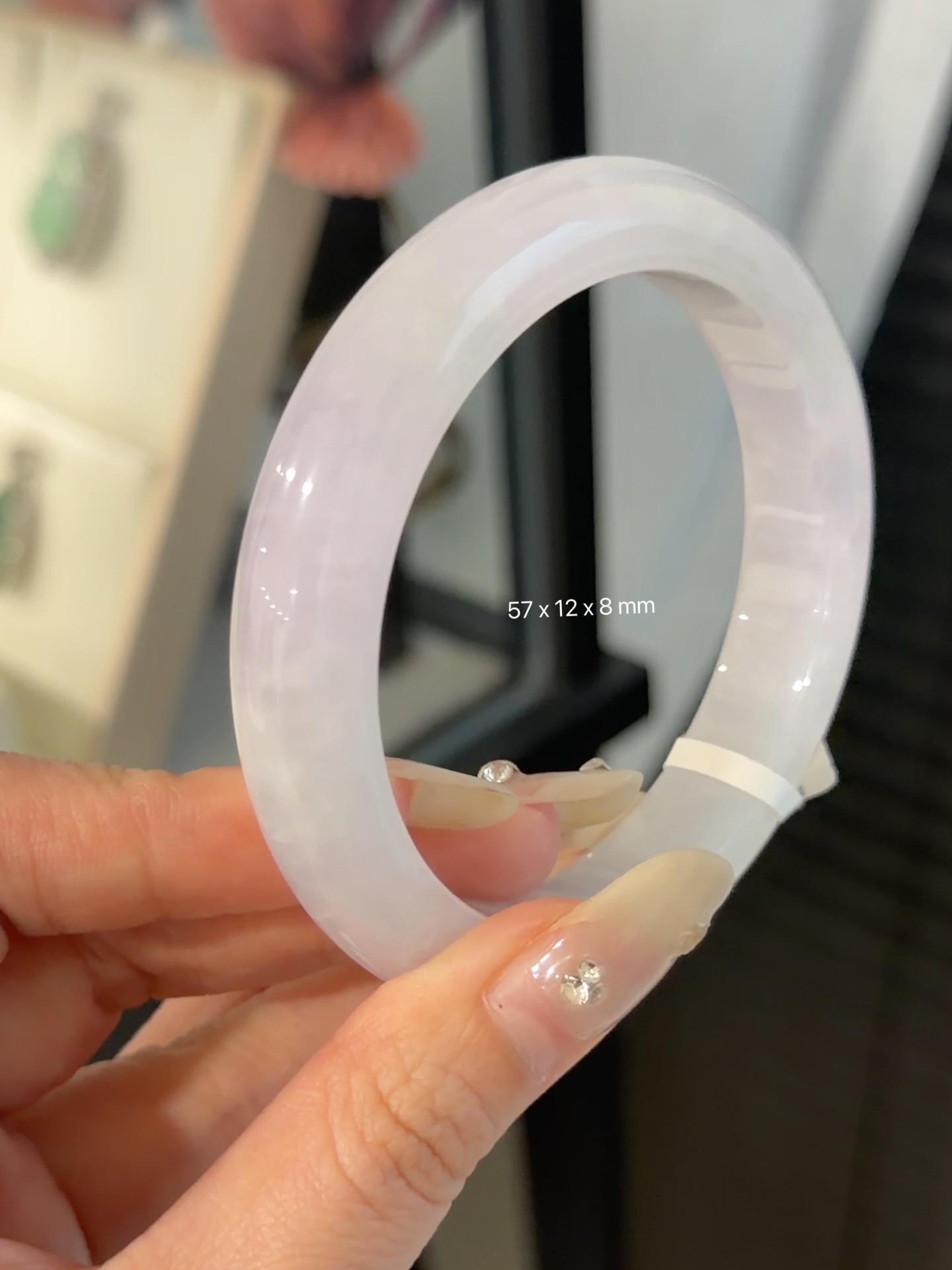 ✨ 马来西亚现货 · 手镯现货发售 ✨💜57圈口的冰紫翡，水头足冰润通透的淡淡紫调，特别显气质。自然光下有种朦胧的通透感，温柔又很显白。💰Rm2280.00💎 手镯尺寸 • 圈口：57 mm • 宽度：12 mm • 厚度： 8 mm 📄 附证书 每只手镯均附专业鉴定证书，安心选购 ✔️ 🕊 鉴赏期 支持鉴赏期，购买更放心 🌍 全球配送 马来西亚现货，支持全球邮寄 ✈️ 📩 欢迎私讯咨询 / DM 查看细节与实#马来西亚翡翠 #怡保 #吉隆坡 #新山 #新加坡