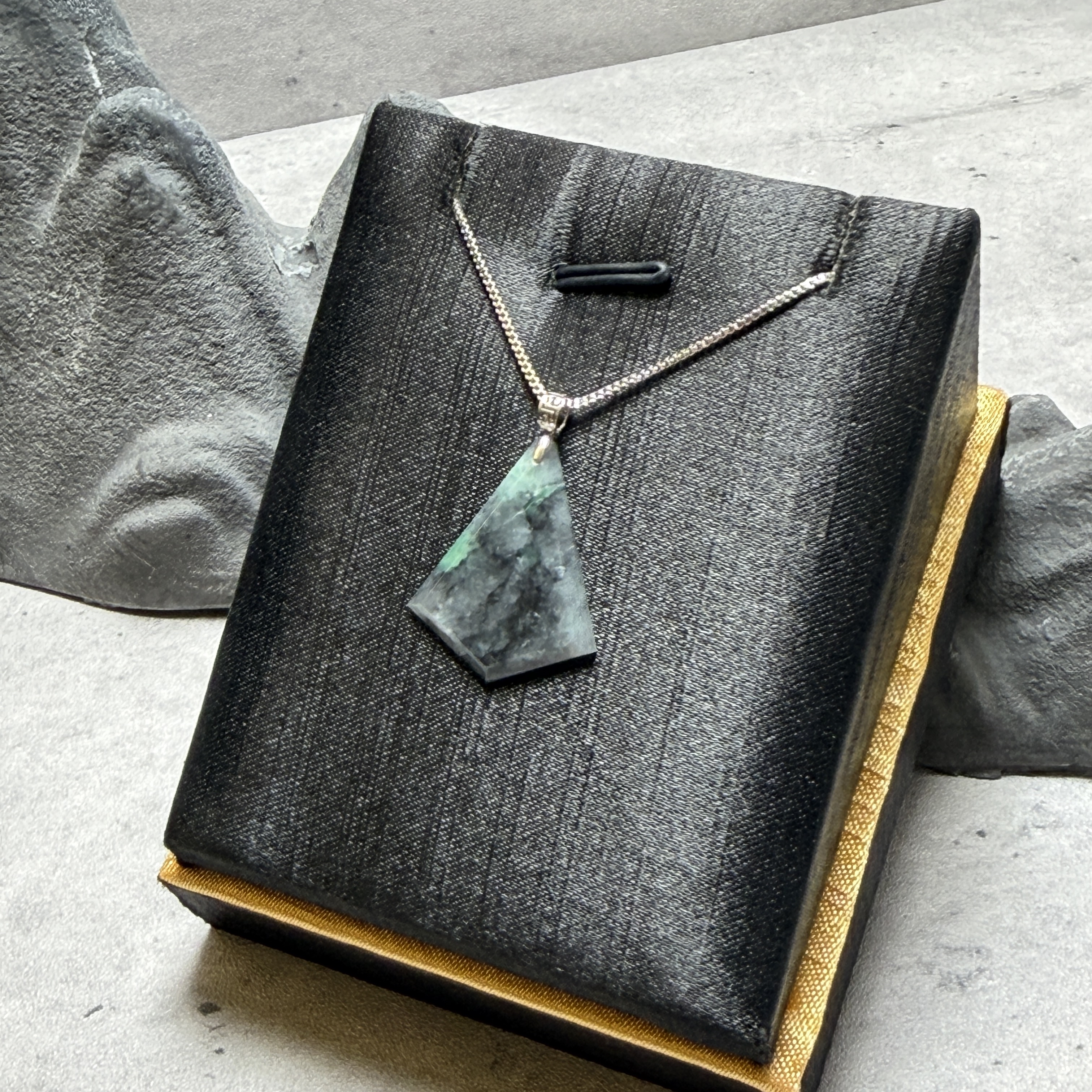 烏雞帶綠一生富祿無事牌吊18K