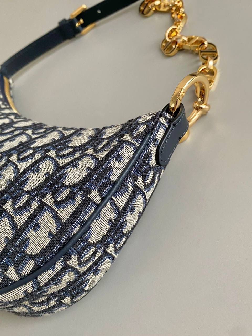 🈶𝗗𝗜𝗢𝗥 𝗟𝗼𝘂𝗻𝗴𝗲 腋下包 经典老花布料➕月牙包型，好好看 复古法式优雅感真是直接捏住我的命脉！ 链条珐琅扣金属衔接皮革，还能调节长度 冬天衣服穿多也完全不用担心会卡住腋下了 肩背多一分温柔，手拎潇洒自如，自重很轻 内容量日常物品放进去还有多余的空间 找不出一丝缺点来，越精简的款式反而背越久 26×15×5.5cm，#6225m