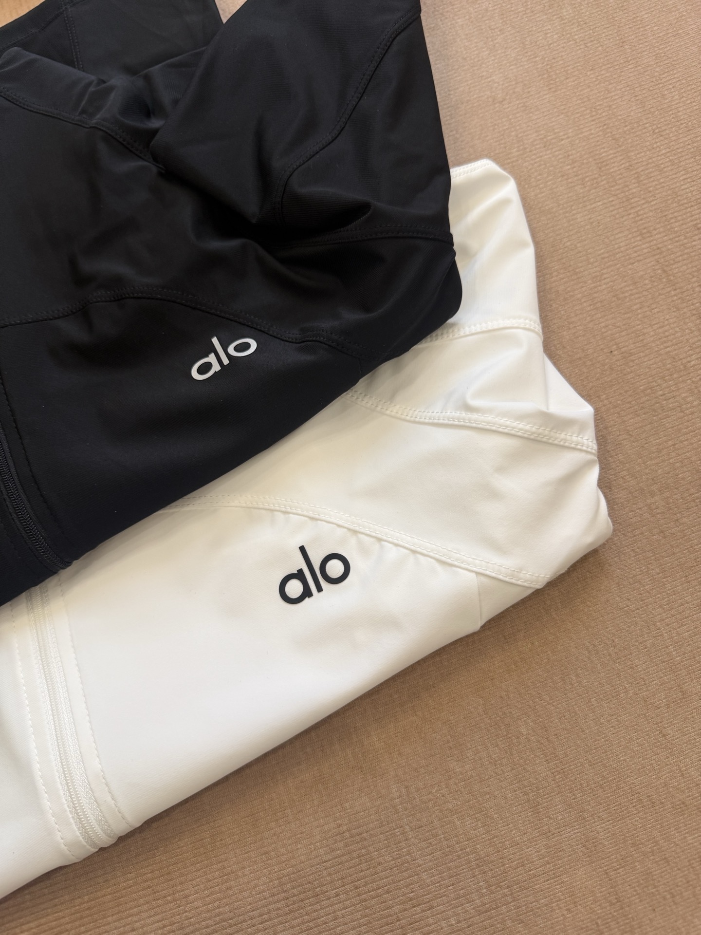 $210件。Alo Yoga 女士立領冰感防曬皮膚衣（小蠻腰版型）