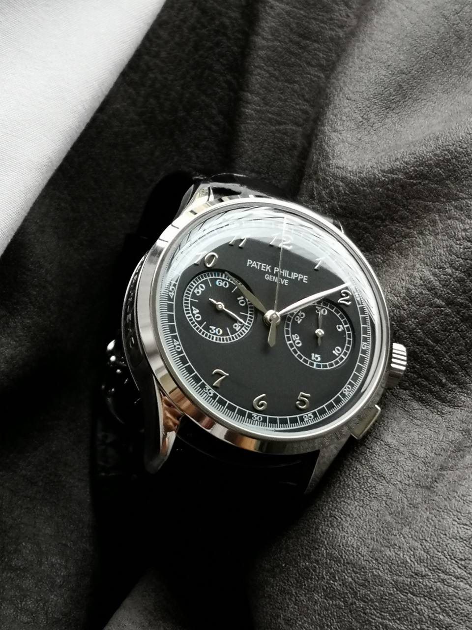 百达翡丽复杂功能时计5170G多功能腕表，堪称腕表精品当中的精品！😍✨🔥 腕表直径为42毫米，作为一款男士腕表，它的表盘大小适中。为我们奉上对称的美感，整个表盘的布局大方得体，包括了如此之多的功能的同时，又不会让人觉得繁杂。 机芯采用了7750机芯完美还原正品诸多功能，提供了强大的时间衡量功能。意大利牛皮表带，专属的灯笼扣，任何季节，任何场所，任何职业人均适合佩戴，让手腕佩戴得更舒适，让气质绽放。此款腕表具有30米防水功能，满足大众日常生活，休闲度假必备腕表。 百达翡丽5170G可以说是腕表中的精品，功能方面的巧妙构思，外观上的合理布局，以及优越的机芯性能，无一不体现出百达翡丽的独特设计，一件经典的艺术品，一件完美的收藏品。