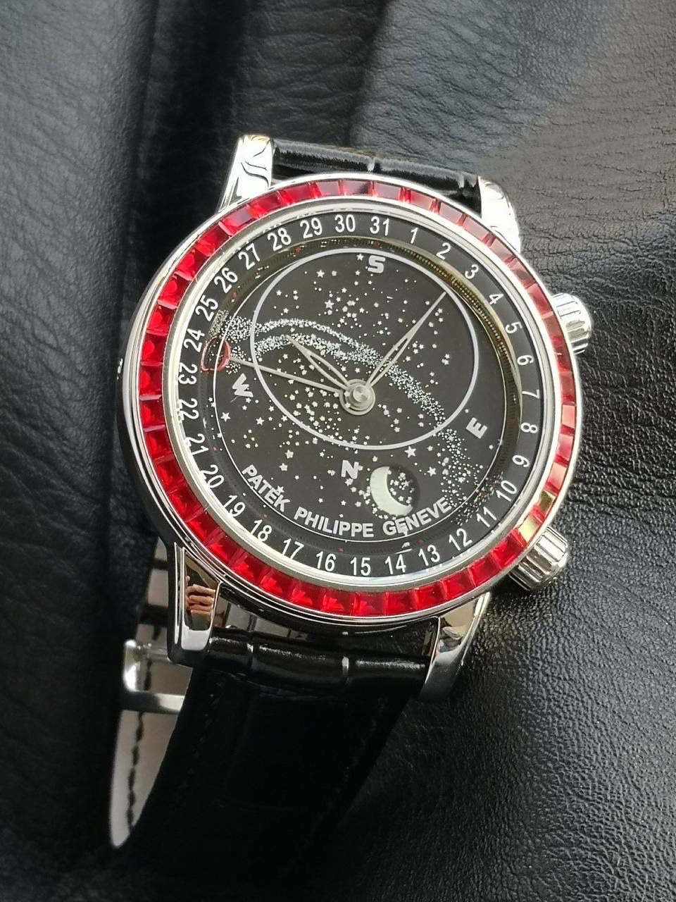 百达翡丽PP-6104G 日内瓦苍穹系列 市场顶级复刻神作震撼来袭！ 搭载原装进口miyota全自动机械机芯改制Cla.240机芯，搭配原装珍珠18K金自动锤，走时精准稳定，性能媲美正品；表圈镶嵌45颗璀璨宝石，表扣点缀28颗珍稀晶石，光影流转间尽显奢华质感；微拱形防眩目处理表镜，折射效果立体通透，让表盘细节清晰可见，质感再升一级💯💯