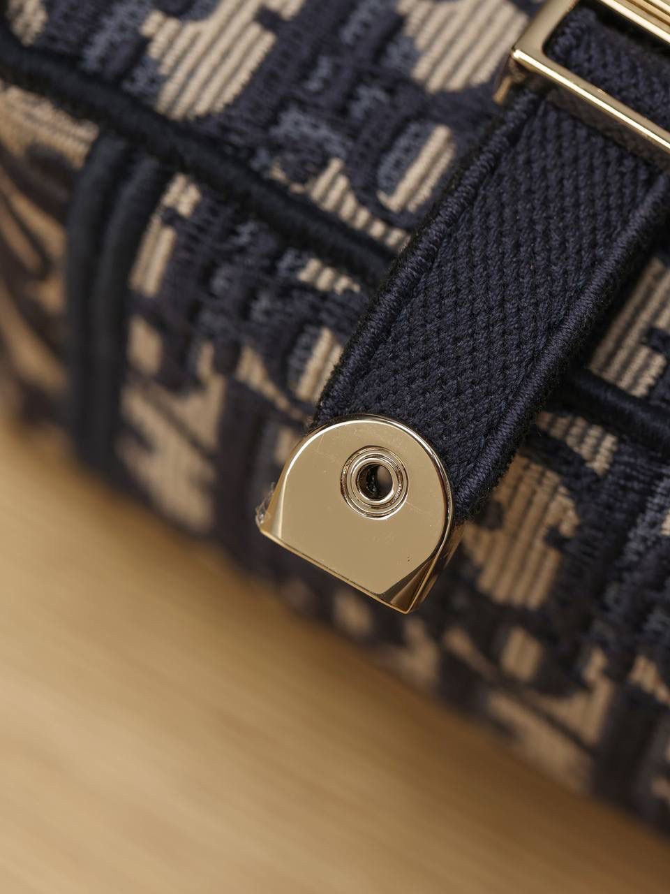 小号 DIORCAMP 手袋👜✨ 蓝色刺绣 Oblique 印花 这款小号手袋通体饰以蓝色刺绣 Oblique 印花，搭配“CHRISTIAN DIOR”标志翻盖和运动风格“CD”搭扣提升格调。 正面饰以“CHRISTIAN DIOR”标志 “CD”搭扣 可拆卸、可调节的肩带 内含防尘袋 尺寸：23 x 15 x 8 厘米