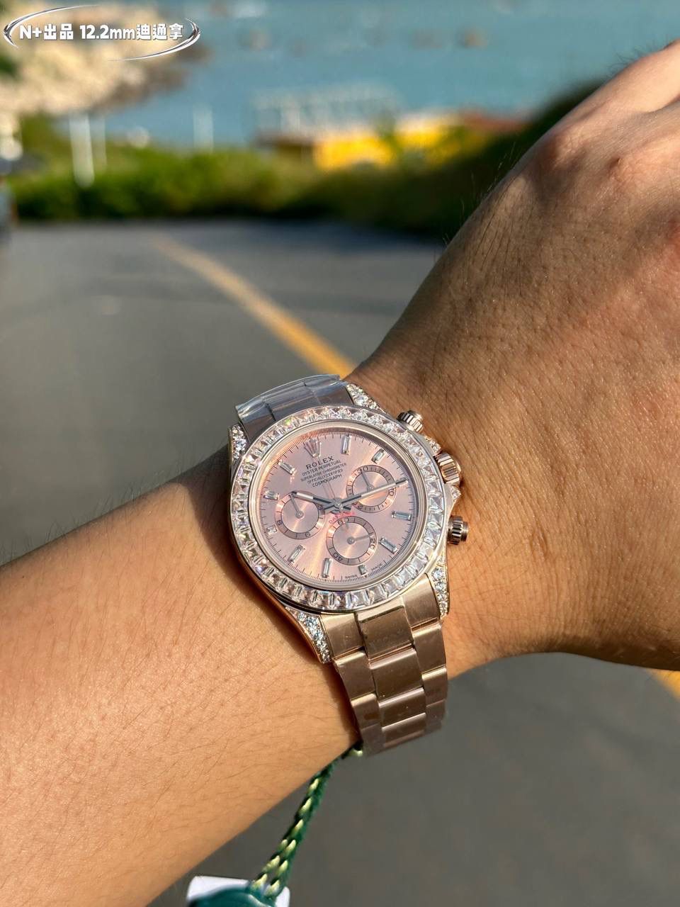 宇宙计型迪通拿！镶嵌钻圈超A壳套7750机最新版厚度仅12.2mm到货‼️ C厂开模一比一完美复刻！！！ 迪通拿尺寸:40mm×新12.2mm/老12.4mm 功能:时、分、秒、计时显示 机芯:7750一体机/改顺调机芯。 动力储存:72小时 镜面:超级水晶天然蓝宝石 字面:原版定制面版，高品质 材质:904L精钢表壳，原版一致快拆头粒，非小厂货一体普通表壳 表带:AR厂钢带，品质保证 圈口:采用进口莫桑钻镶嵌 防水:100米