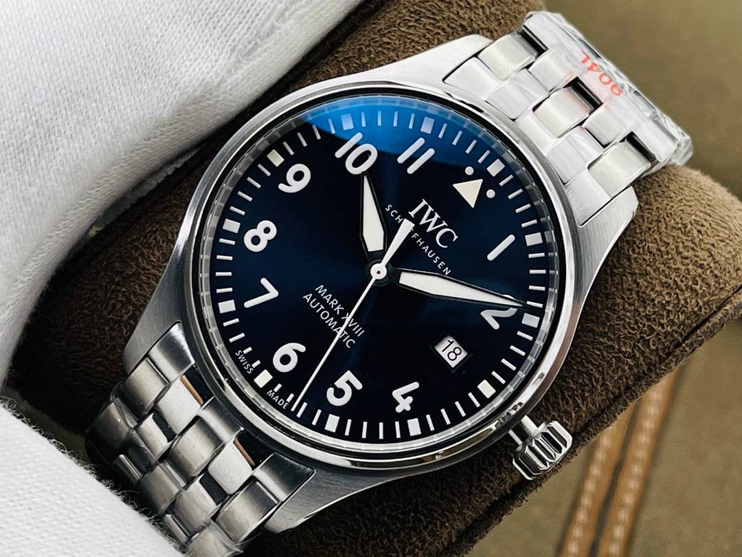 市场超级副本 原版开模 万.国IWC飞行员系列马克十八18商务腕表！超级副本！ 1⃣️直径40MM，尺寸与原装一致！原装快拆钢带！相对传统的精钢材质不仅更抗磨损，耐腐蚀，也大幅降低了腕表的重量，给日常佩戴提供了便捷。 2⃣️搭载9015进口机芯（零返修）！每个机芯都是经过严格挑选达到天文台级别。所有细节均完美克隆，且此款万.国IWC飞行员腕表视为万.国IWC经典款型，任何场景着装均适合佩戴。