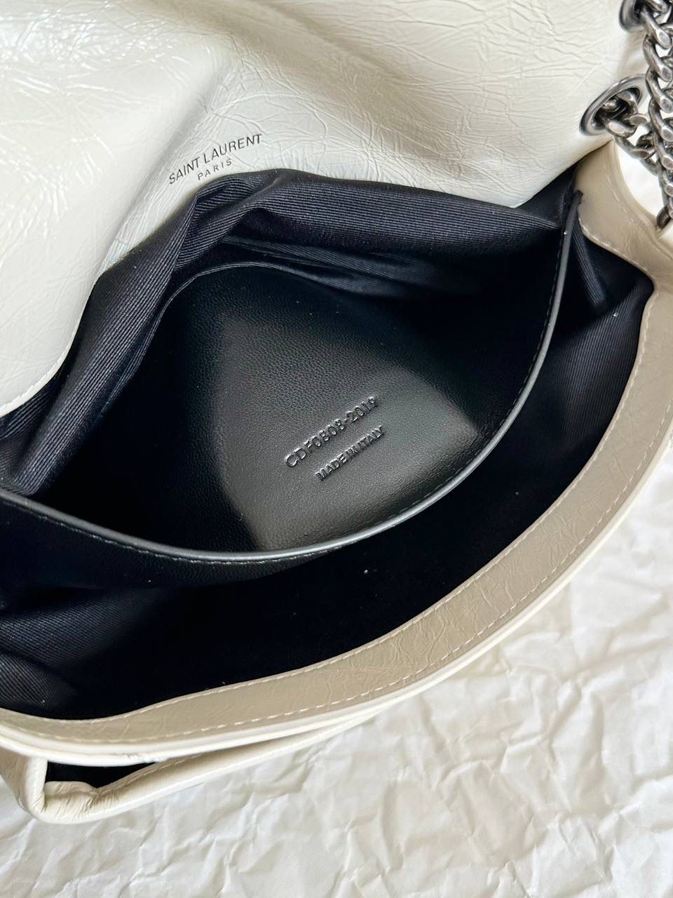 ys1 niki 油蜡皮奶白色小号🤍 作为他们家的must have之一 我们找到了专门做了10余年ys1的老师傅来做 按他的话说，闭着眼睛都能做出来 原厂皮，全钢五金，半金半银的烫金logo 细节可以媲美市场上所有品质 这个包真的做得非常非常好！ 我们也和zp一样同步更新了两个"D扣"小耳朵 听我一句，niki种草了就一定要买 几乎每个买了niki的姐妹都会后悔买晚了！ 早买早享受咯～ 小号：22×16×7.5cm633160m 中号：28x20x8.5cm633158m