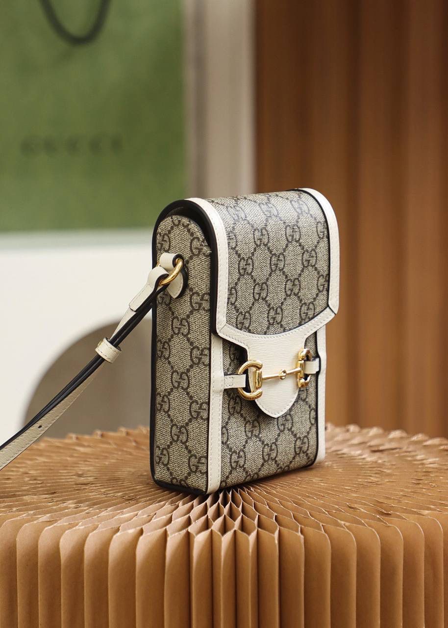 马衔扣 𝟭𝟵𝟱𝟱系列手机包 原厂皮/纯铜五金 ❤️ ☞型号：625615 尺寸：11.5*17*4cm 这款马衔扣标志的手机包，真是一见钟情，相见恨晚的知音，复古气息十足，老花本身就很百搭吸眼球，搭配复古的棕色皮料设计，大家非常喜爱的马蹄扣设计，分分钟想让人入手的冲动，可爱的造型，容纳量非常的高，日常出门的必备神器，颜值担当，不只装下可爱，男女都可共同，爱了！