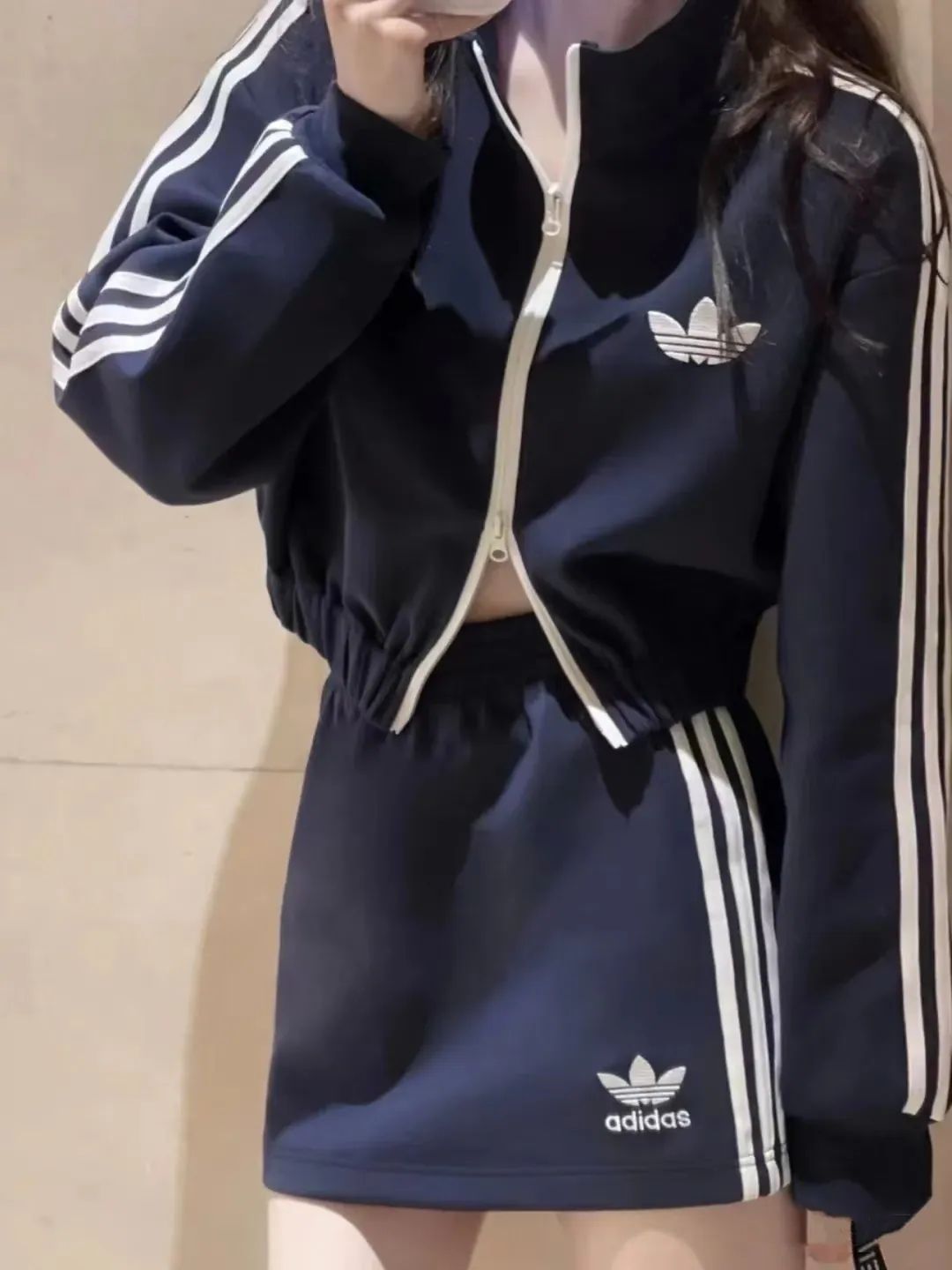 $199套。Adidas純棉刺繡拉鍊套裝拉鍊外套➕半裙 裙內有打底褲🫶🏻