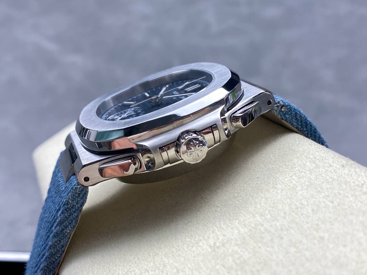 V2版真功能🌐真小秒！3K工厂 百达翡丽鹦鹉螺5980/1A-014多功能计时腕表V2版本，真小秒、真功能！【表壳】腕表尺寸40.5毫米，同正品一致的枕型表壳采用正面拉丝，侧面抛光的两种工艺组合，层次感分明，质感十足。尽显精湛工艺。【表带】采用原装表带一比一量身打造，每节表带的中央抛光部位，都能呈现钻石的形状，尽显高级质感。【机芯】3K厂采用定制版PP.CH28-520机芯，完美还原正品，时分秒，日期，和计时大秒功能。3K匠心之作，欢迎各位表友品鉴🌐