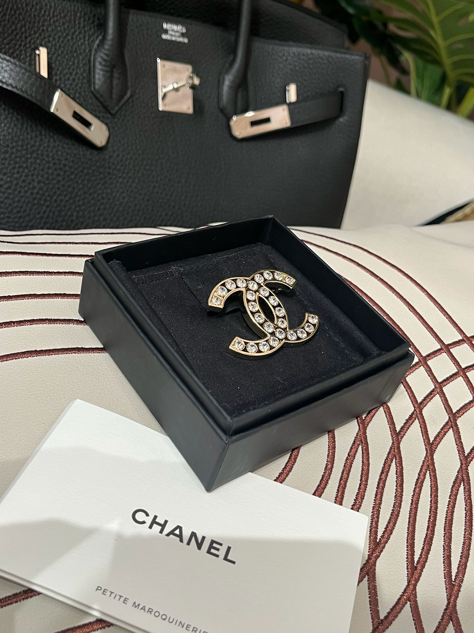 Chanel cc brooch  100%Authentic, 98%new ✅Dust bag✅box