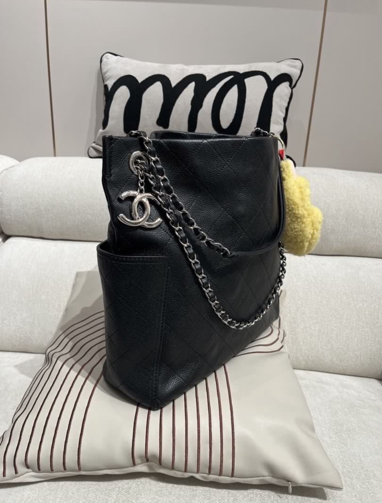 Chanel Shoulder Bag Calfskin 黑色魚子醬牛皮100%Authentic, 98%New ✅19 Card✅Dust bag