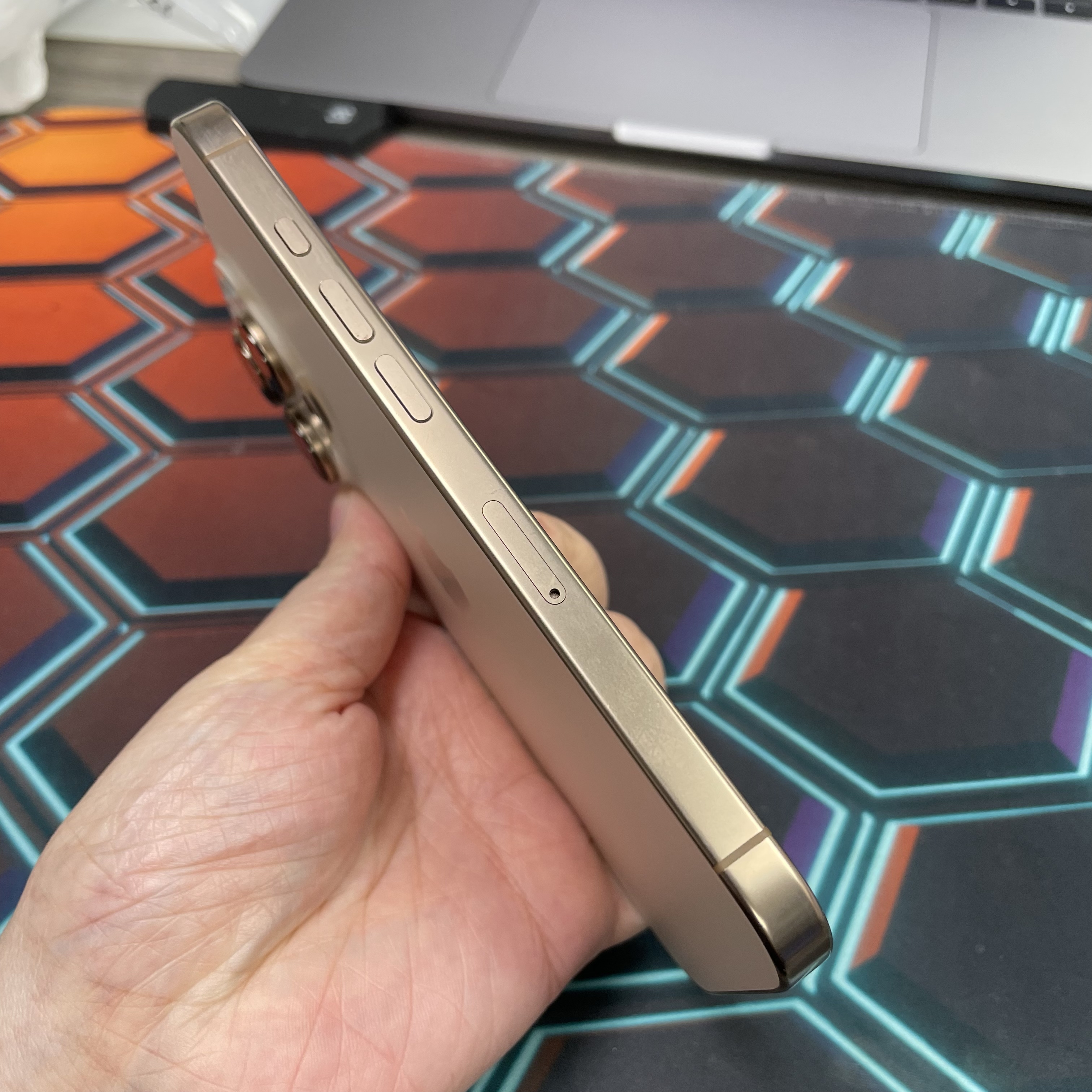 *8409 16 Pro 超靚機 256GB 電80 沙色 gold