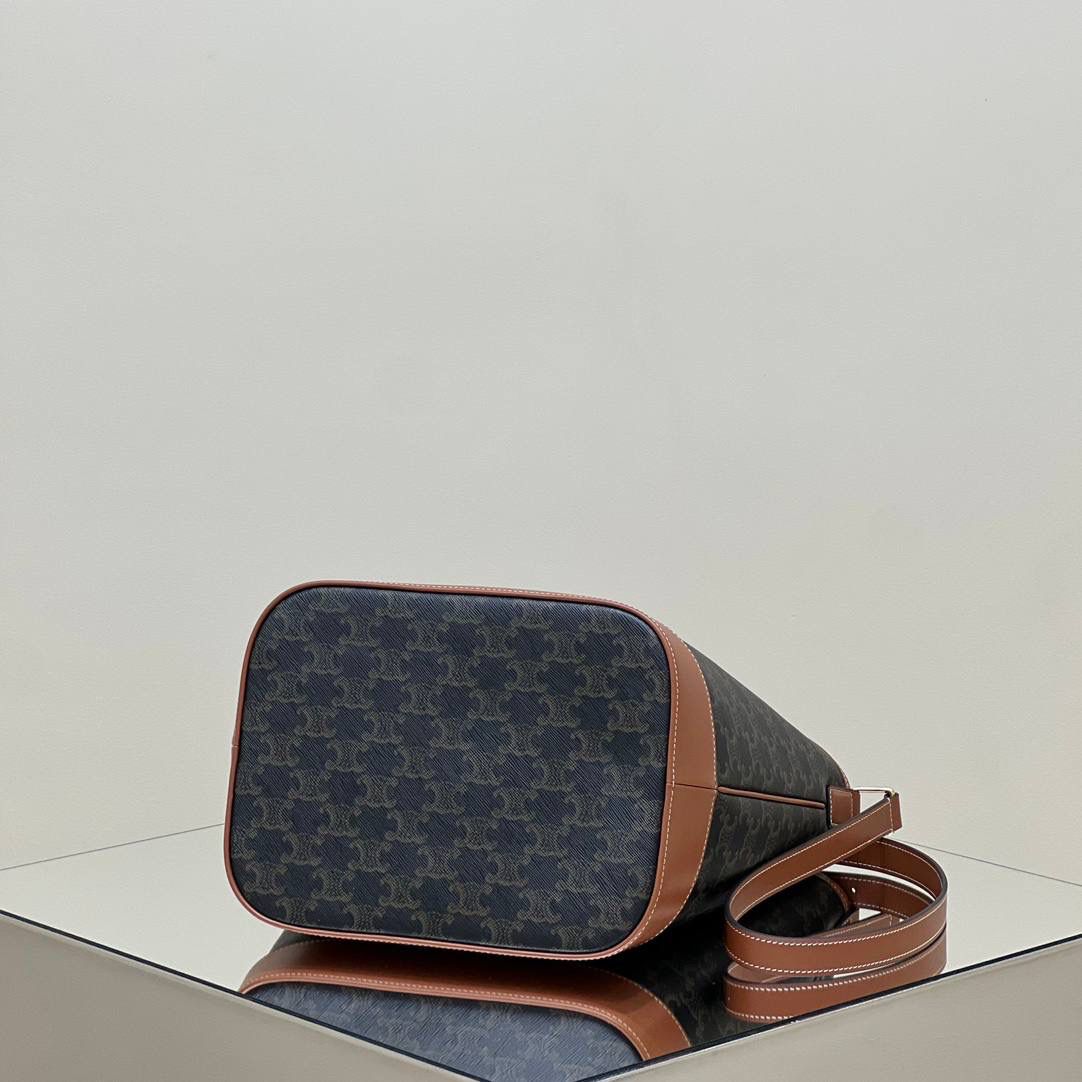 🔥大货实拍图 𝗖𝗘𝗟𝗜𝗡𝗘♥𝗧𝗥𝗜𝗢𝗠𝗣𝗛𝗘 𝗖𝗔𝗡𝗩𝗔𝗦中号水桶 型号：191132 尺寸：33*27*17cm