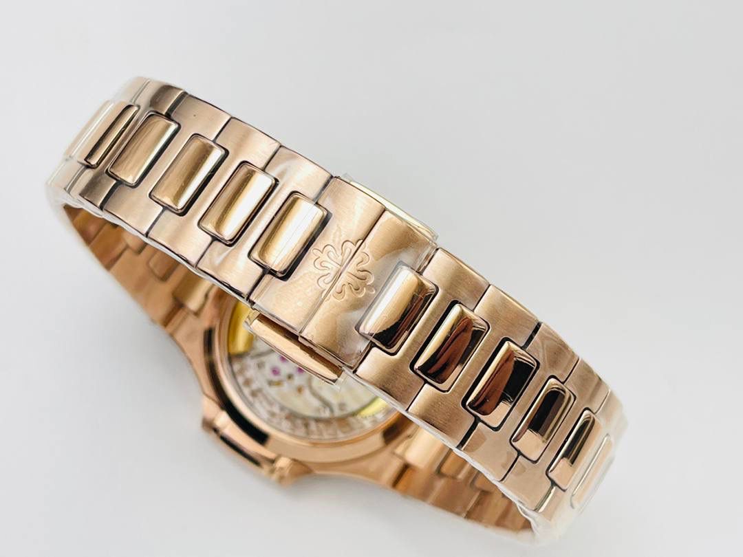 【2023墙裂推荐 强势来袭】 🔥百达翡丽Nautilus女式腕表推出全新珠宝款式腕表！ 🉐️赠送价值💰288旅行便捷定制手表表盒！ 1⃣️八角形表圈镶饰双排68颗长形锰铝榴石，呈现自干邑色(12时和6时位置)至香槟色(9时和3时位置)的双重渐变效果。表盘镶嵌尖顶形干邑色锰铝榴石时标。光影流转之间，这款珍稀杰作尽展现代韵致。 2⃣️表盘饰以Nautilus女式腕表特有的波纹图案，确保清晰易辨，体现百达翡丽对可读性的追求，即便是珠宝腕表也不例外。 3⃣️腕表定制9015改324SC自动上弦机械机芯 机芯视窗式日期显示。中心大秒针。 4⃣️表盘镀玫瑰金表盘，“波纹”图案，尖顶形干邑色锰铝榴石时标。 5⃣️表壳玫瑰金。蓝宝石水晶透盖。防水系数60米。 6⃣️直径(10时至4时位置):35.2毫米，同步正品！ 7⃣️表带玫瑰金新扣款式！ 匠心力作 欢迎各位表友品鉴！