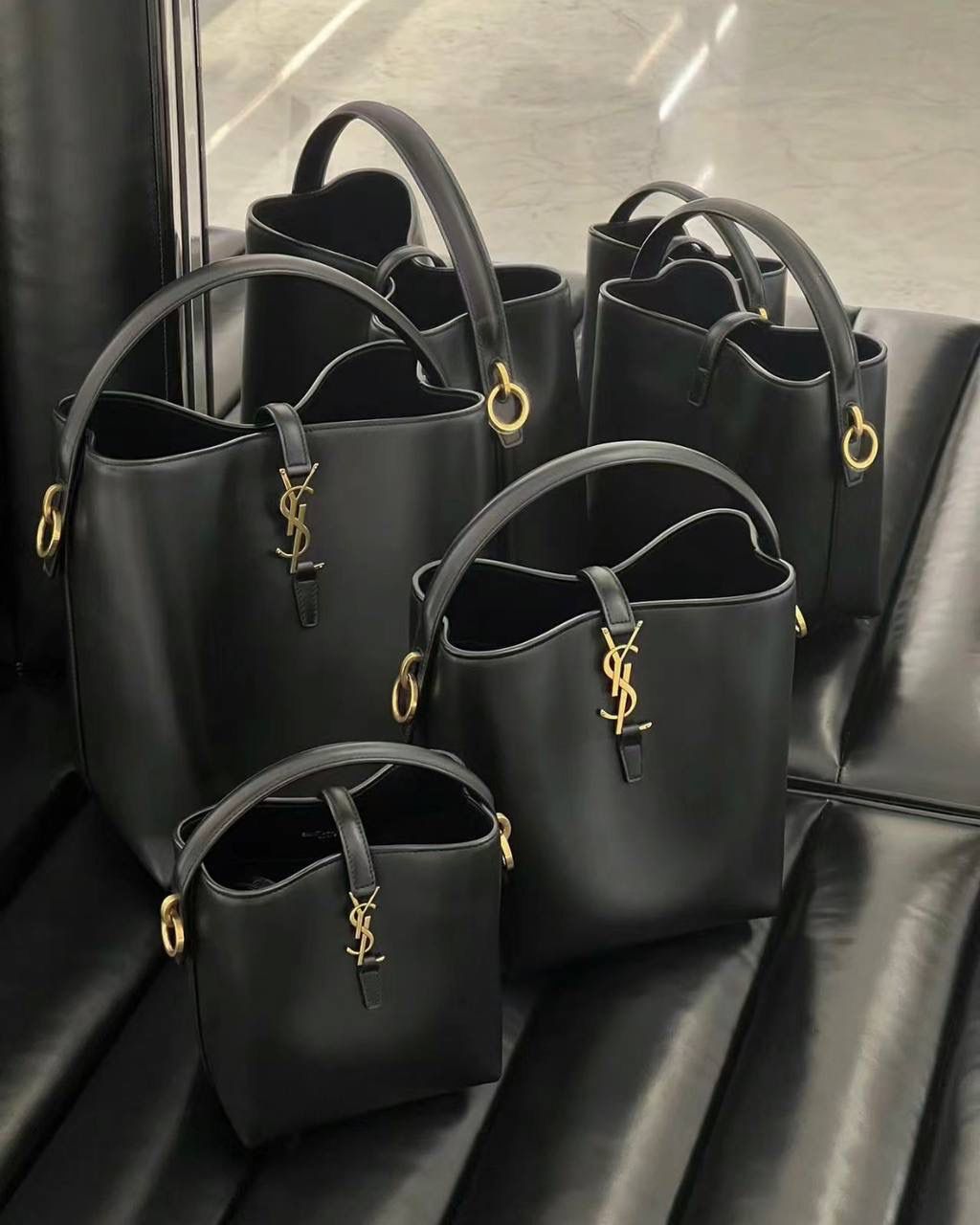 现货啦❗️ ys1 le37 手提水桶包中号🕋 喜欢背水桶包的姐妹不要错过这只 整个包身用的是光面的小牛皮 怎么背都不变形，质感持续保持 风格依旧是他们家简单又自带酷飒的设计 水桶包最好的一点就是容量巨大！ 没有tote那么大，却可以装下整个宇宙 🉑手提🉑斜挎，怎么搭都行～ 老规矩还是zp开发 这次的皮料拿到的可以说是相似度最高的一次！ 你们自己看对比图，像到我都分辨不出谁是谁 你们闭着眼睛冲，品质就交给我们哈！ 迷你：15x13x6cm 小号：20x17x13cm 中号：25×20×16cm742828m