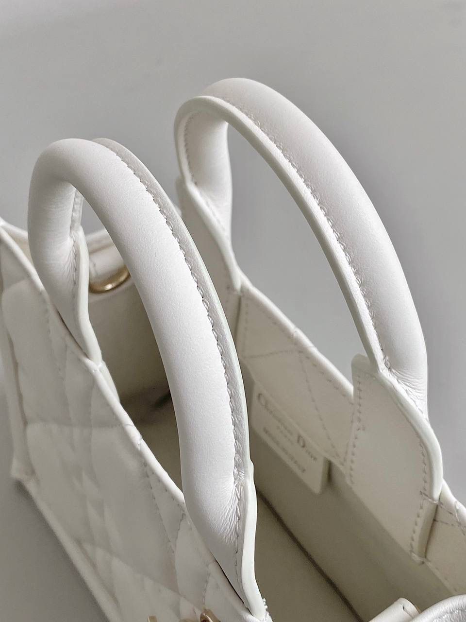 🈶全皮白，mini 𝗗𝗜𝗢𝗥 𝗯𝗼𝗼𝗸 𝘁𝗼𝘁𝗲24新款 不得不说，D家确实好会玩啊 可以背的托特来了！简直不要太棒 在最最最经典的托特上又衍生爆款了 可可爱爱的mini尺寸，恨不得天天背！😍 21.5×13×7.5cm